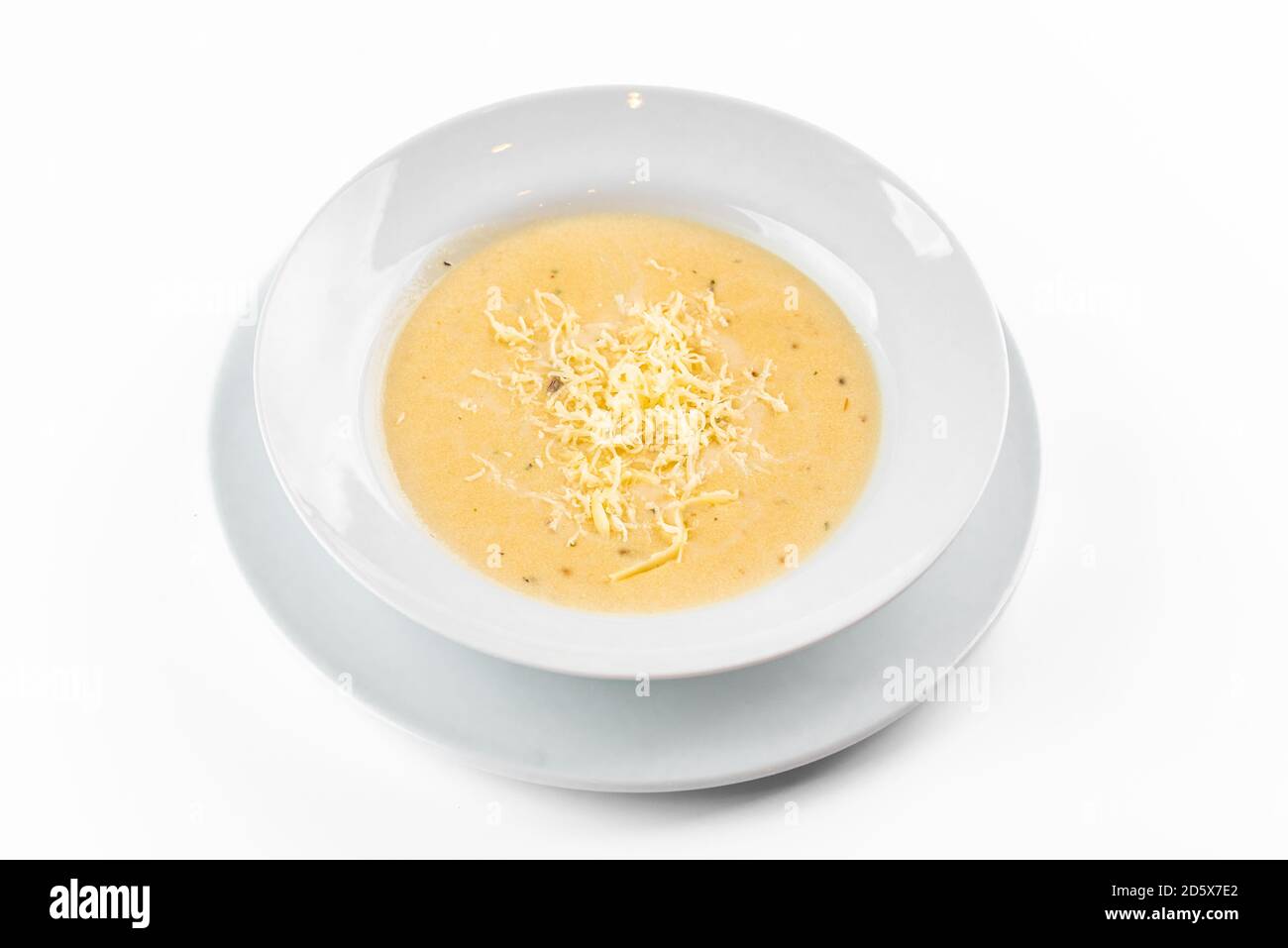 soupe de fromage dans une assiette blanche sur fond blanc Banque D'Images