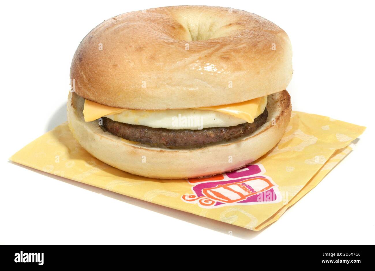 saucisse, œuf et fromage sur un bagel de dunkin donuts photographié sur fond blanc Banque D'Images
