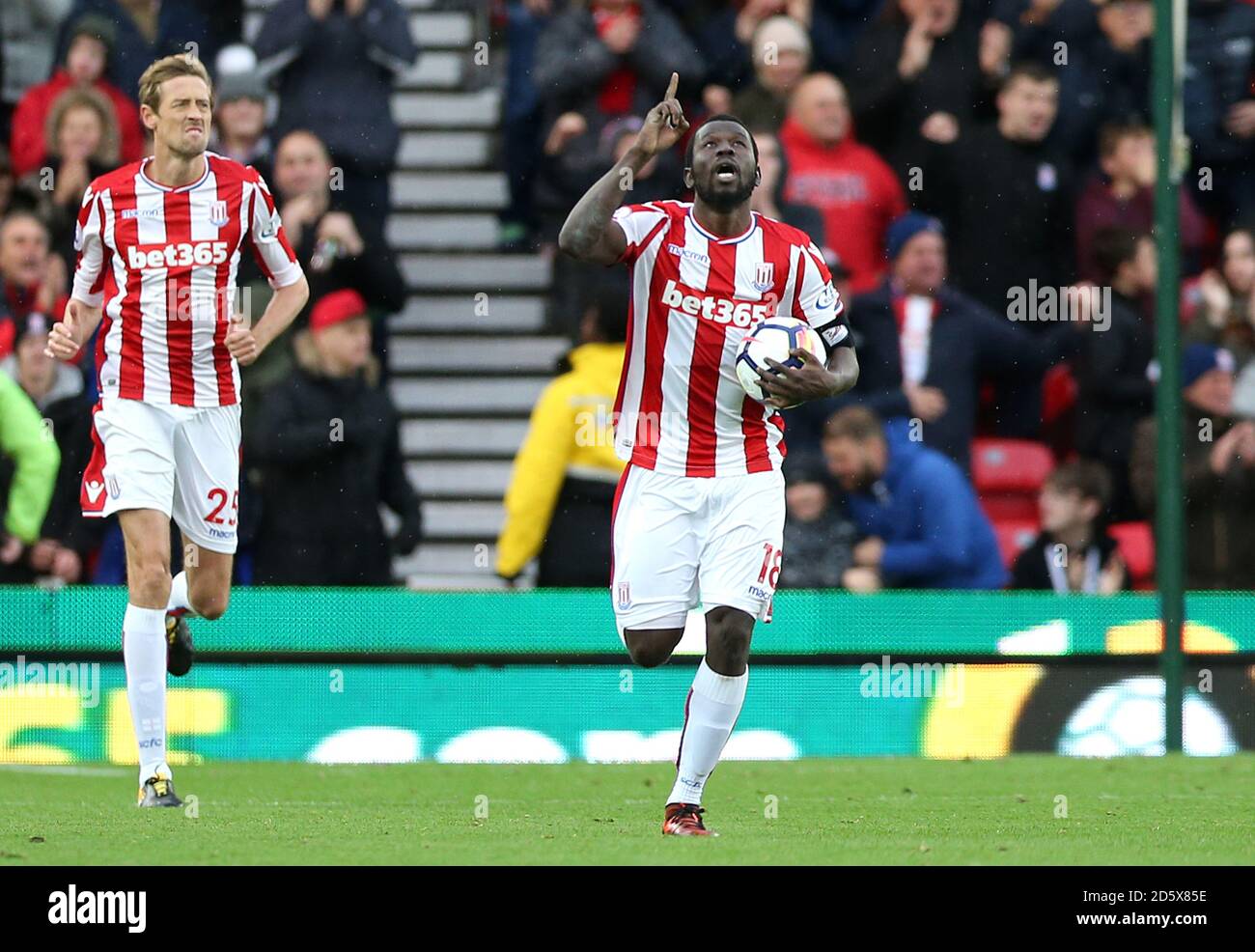 Mame Biram Diouf, de la ville de Stoke, célèbre le premier score de son côté objectif Banque D'Images