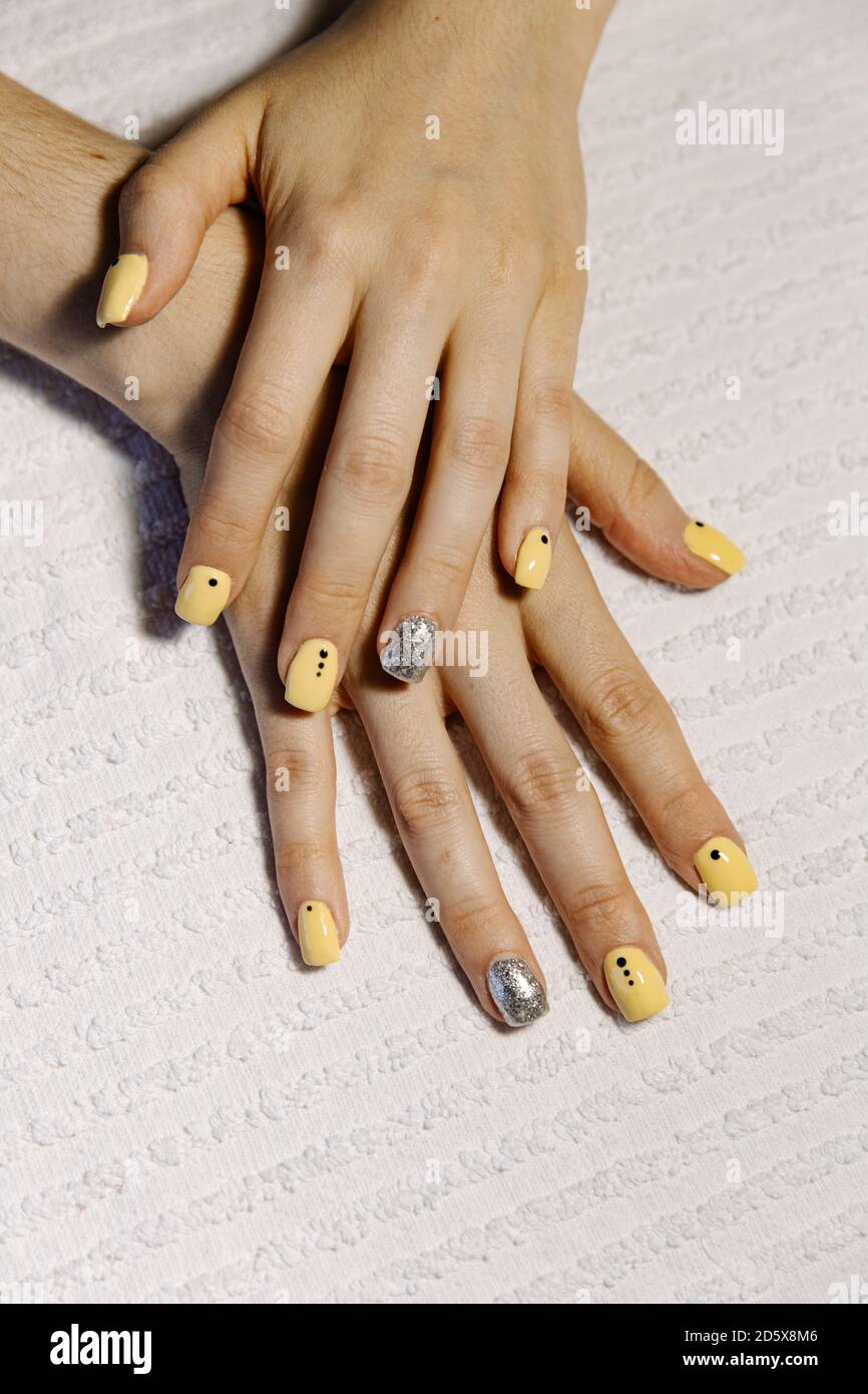 Par dessus une femelle anonyme montrant les mains avec des ongles peints sur serviette Banque D'Images