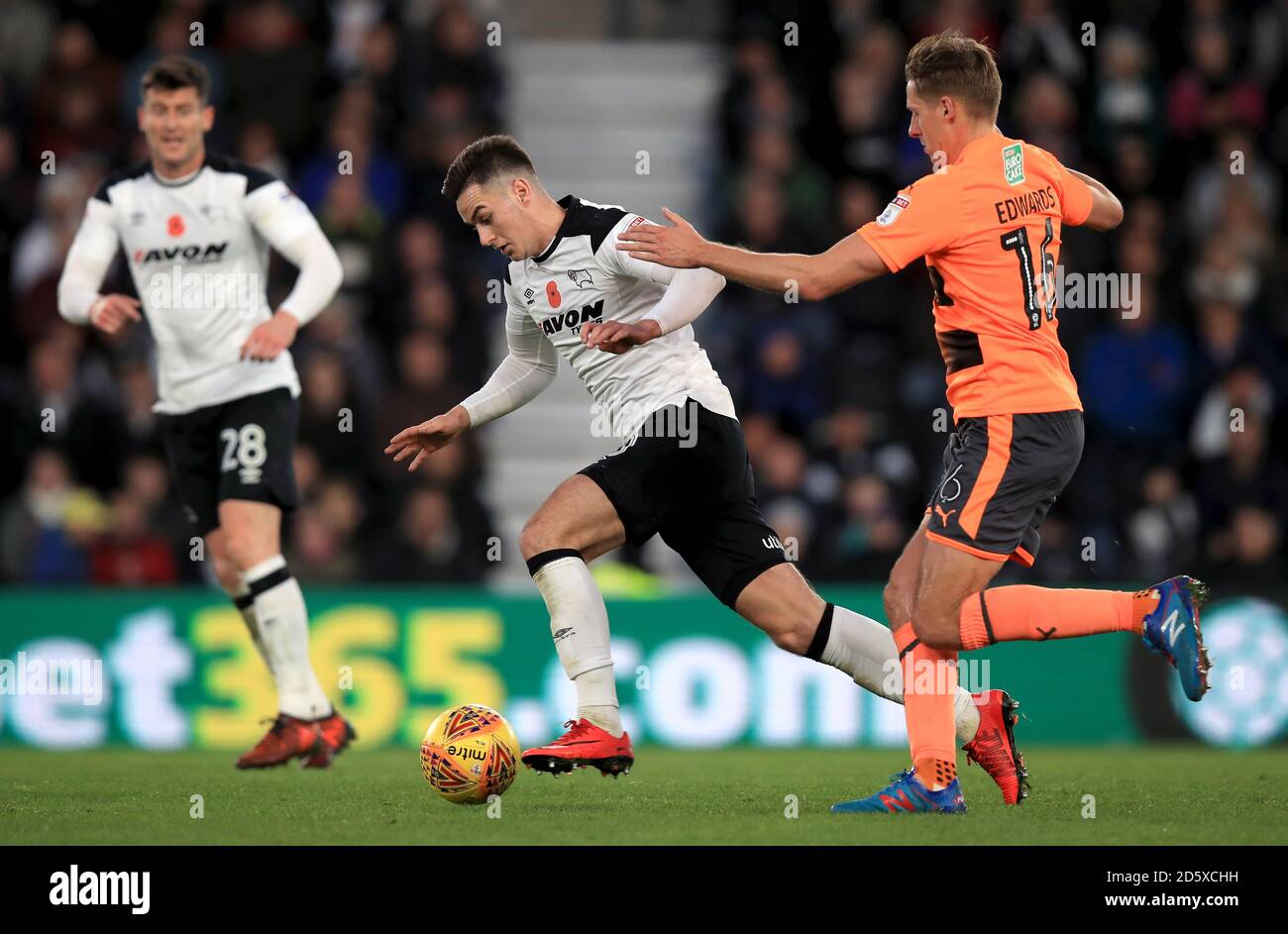 Tom Lawrence du comté de Derby (à gauche) et David Edwards de Reading pour le ballon Banque D'Images