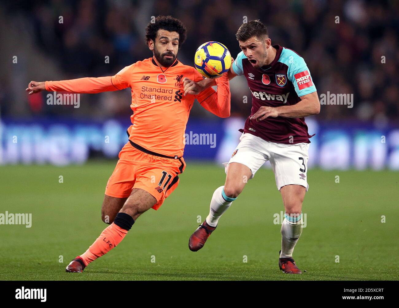 Mohamed Salah de Liverpool (à gauche) et Aaron Cresswell de West Ham United bataille pour le ballon Banque D'Images