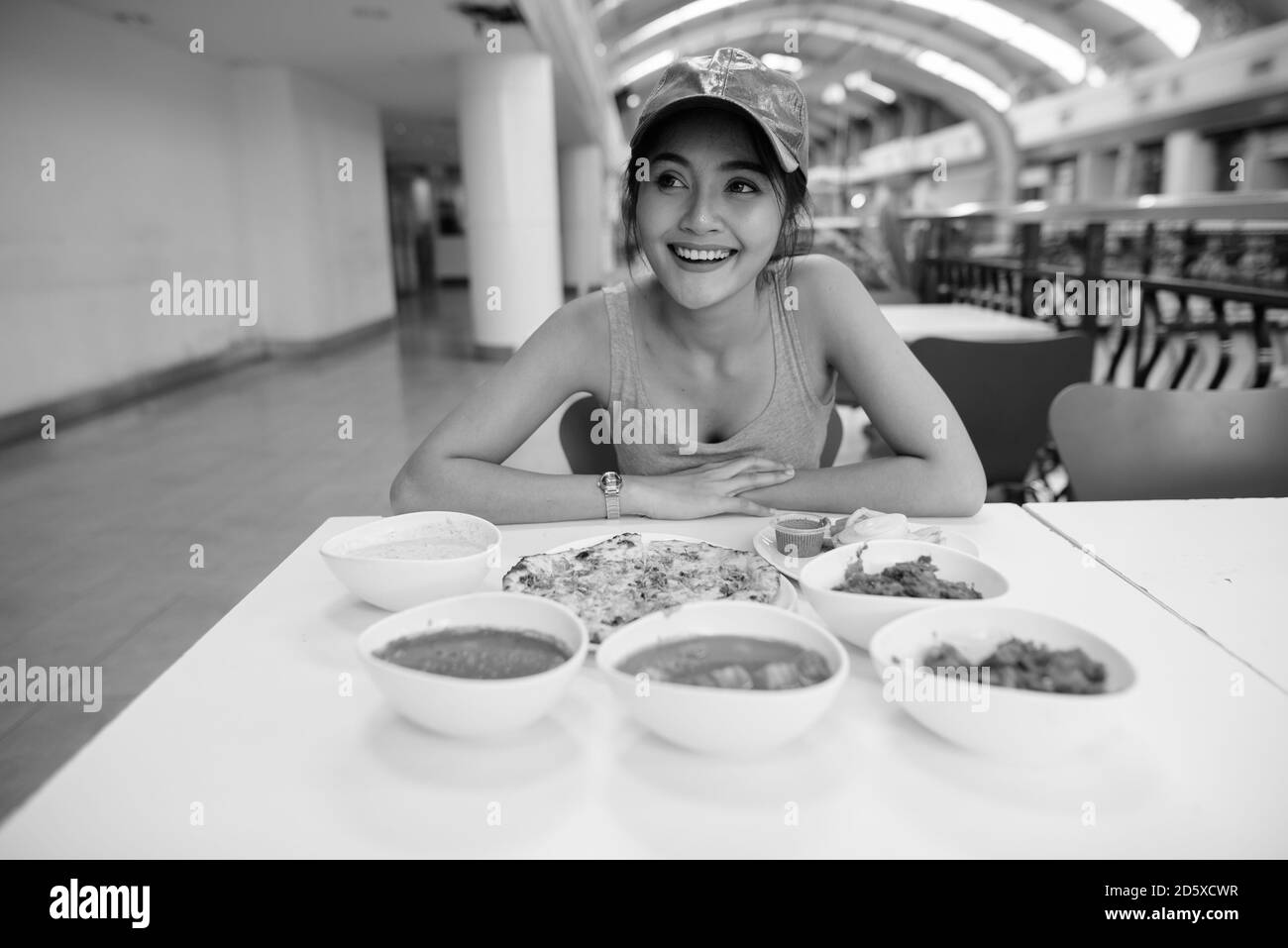 Jeune belle femme touristique asiatique appréciant la cuisine indienne au restaurant Banque D'Images