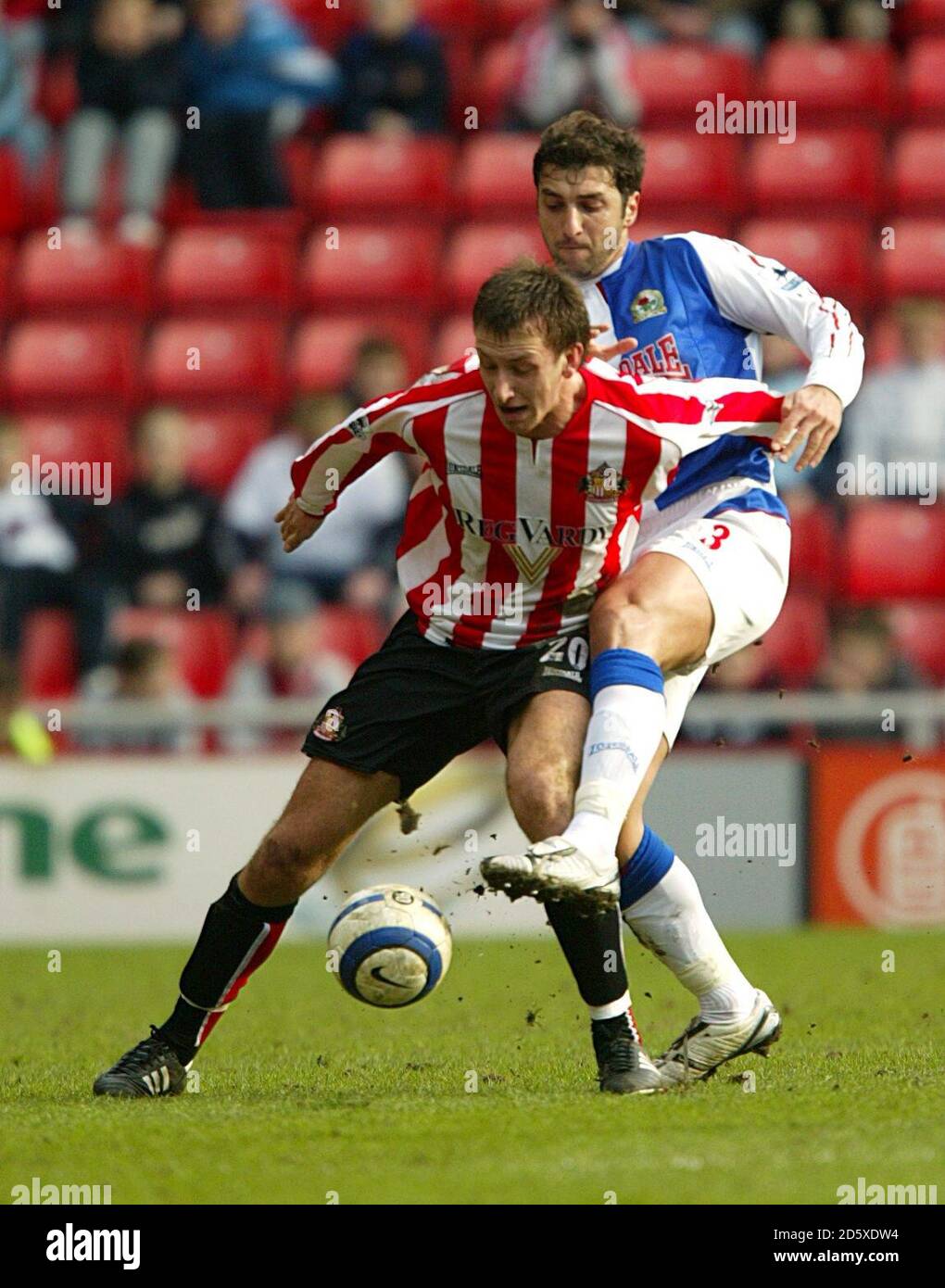 Zurab Khizanishvili de Blackburn Rovers et Chris Brown de Sunderland la balle Banque D'Images