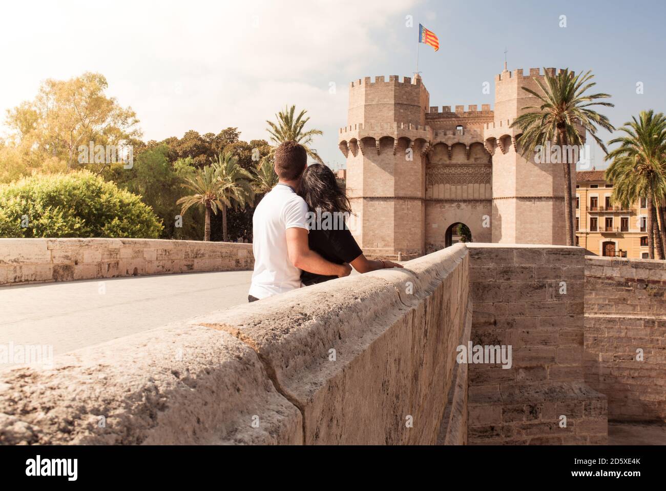 Jeune couple visitant la ville de Valence en regardant les tours de Serrano. Concept de voyage et de tourisme en Espagne. Banque D'Images