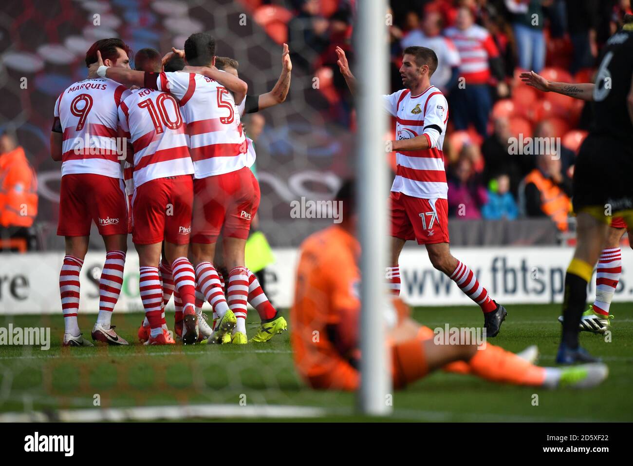 Les joueurs de Doncaster fêtent après que Richard Wood de Rotherhami ait marqué le sien objectif Banque D'Images