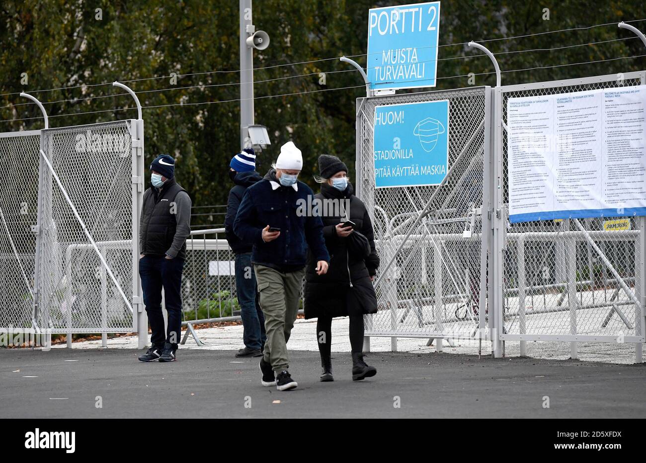 Les fans arrivent devant le stade avant le match de la Ligue des Nations de l'UEFA 4, Ligue B, au stade olympique d'Helsinki. Banque D'Images