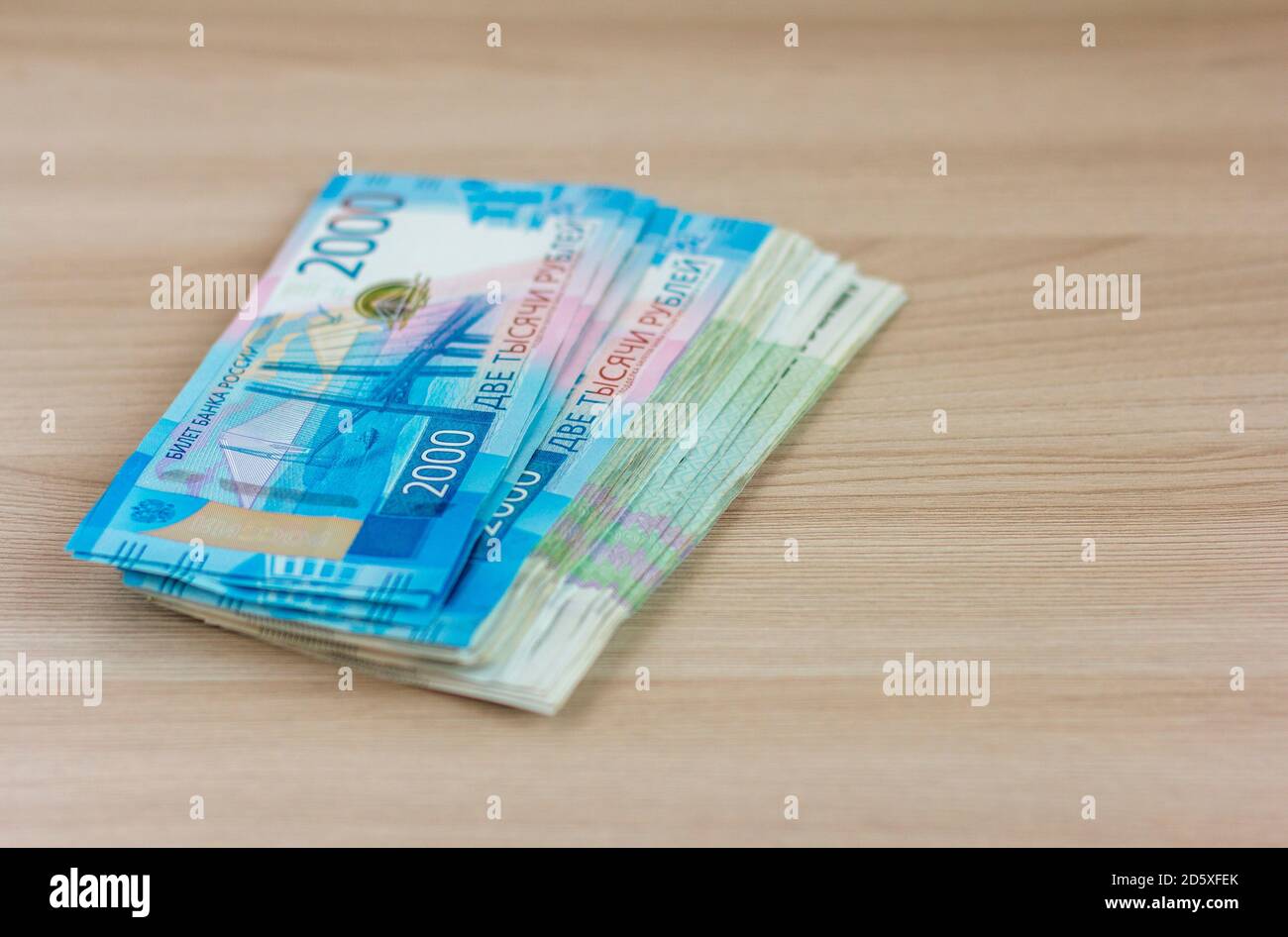 L'argent russe.mille deux mille billets sont sur la table. Banque D'Images