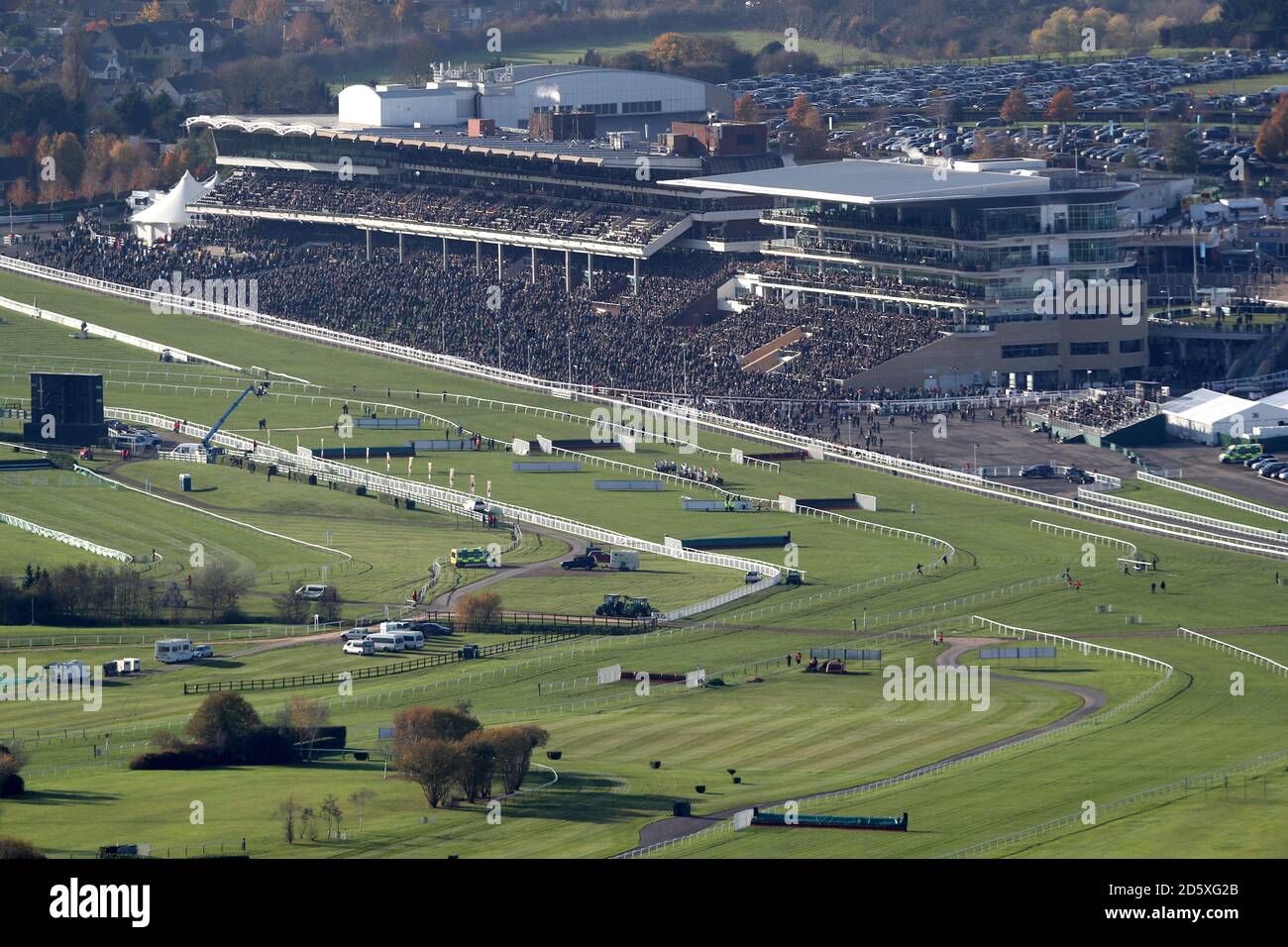 Une vue générale de l'hippodrome de Cheltenham comme coureurs et coureurs course dans le Markel Insurance amateur Riders handicap Chase pendant le premier jour de la réunion de novembre à Cheltenham Racecourse, Cheltenham Banque D'Images