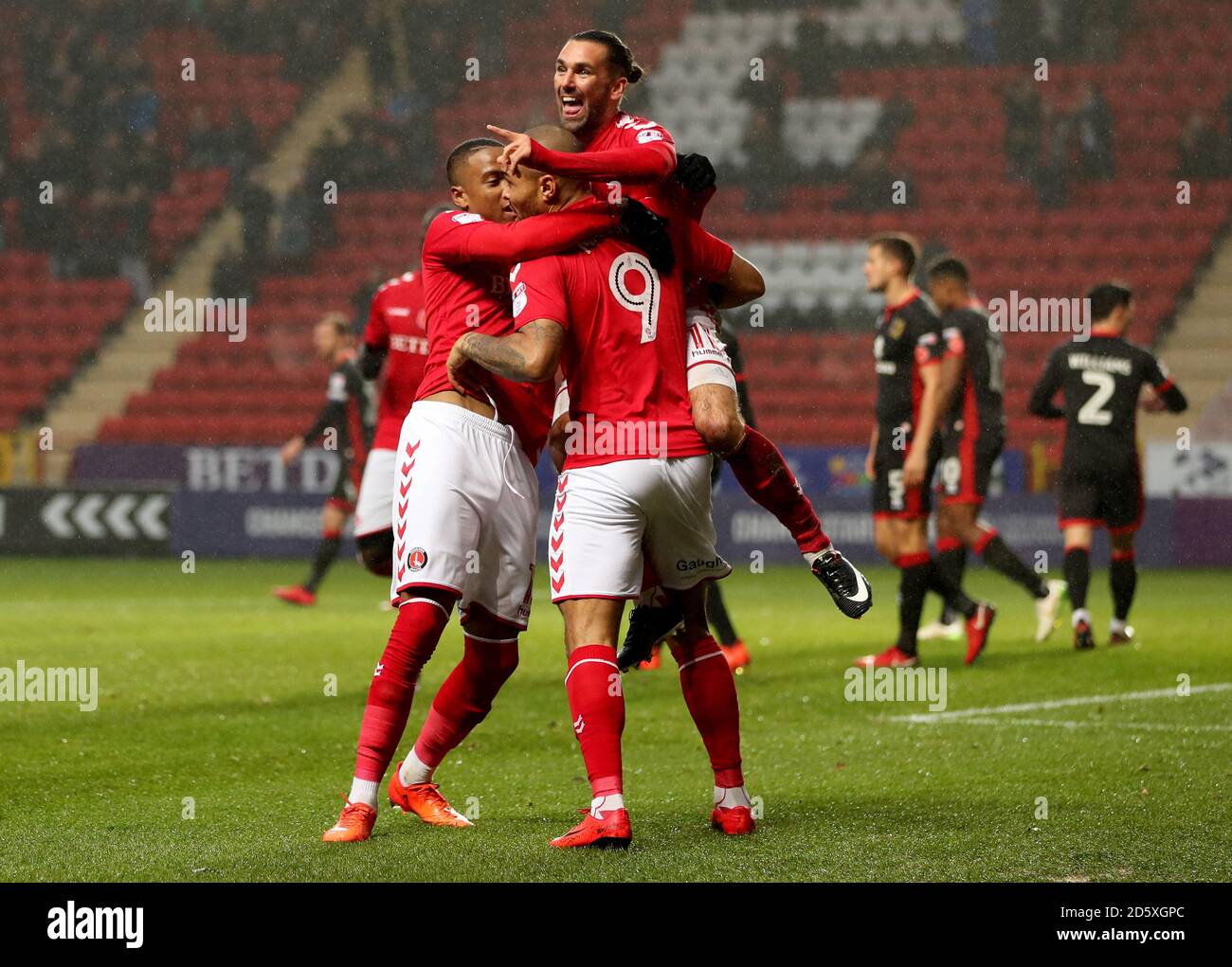 Josh Magennis, de Charlton Athletic, est félicité par ses coéquipiers après avoir marquant son premier but lors du match Sky Bet League One à la Valley, Charlton Banque D'Images