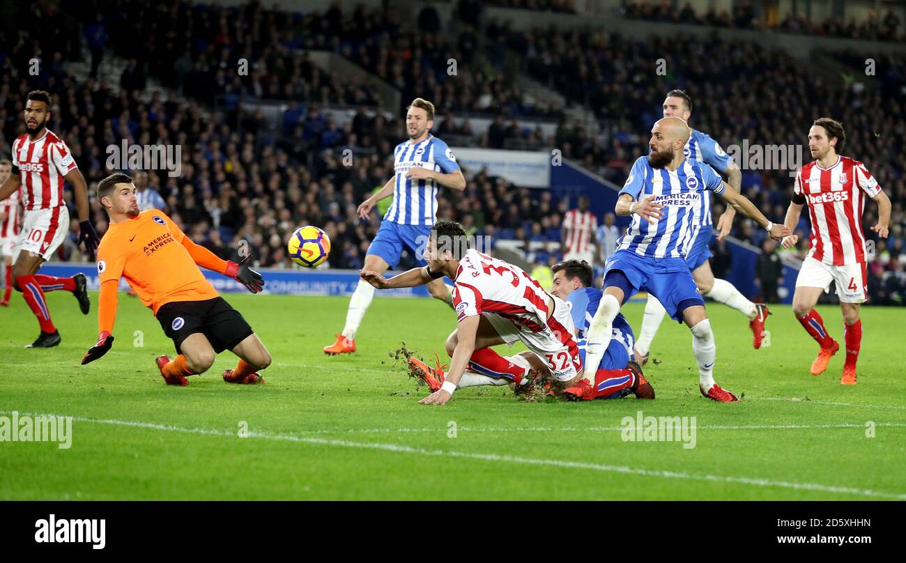 Ramadan Sobhi (au centre) et Brighton & Hove Albion de Stoke City Le gardien de but Mathew Ryan (à gauche) lutte pour le ballon Banque D'Images