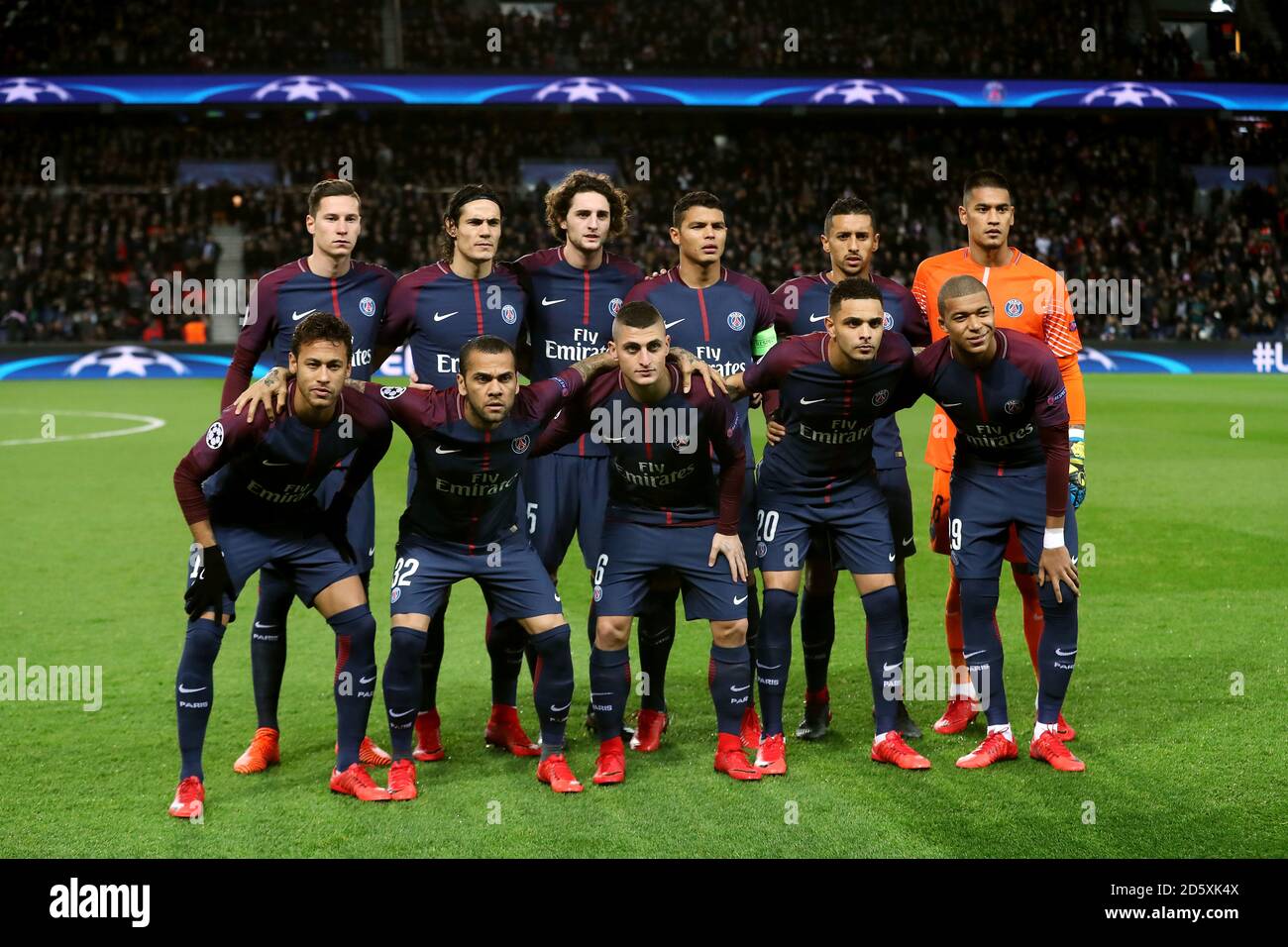 Paris Saint-Germain équipe - rangée arrière (de gauche à droite) Julian Draxler, Edinson Cavani, Adrien Rabiot, Thiago Silva, Marquinhos et Alphonse areola. Rangée avant Neymar, Dani Alves, Marco Verratti, Layvin Kurzawa et Kylian Mbappe Banque D'Images