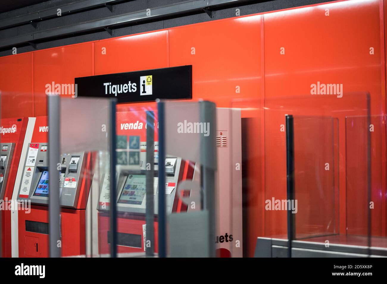 Barcelone, Espagne - 23 décembre 2019 - machine automatique de vente de billets à une station de métro de Barcelone. Mur rouge sur l'arrière-plan. Banque D'Images