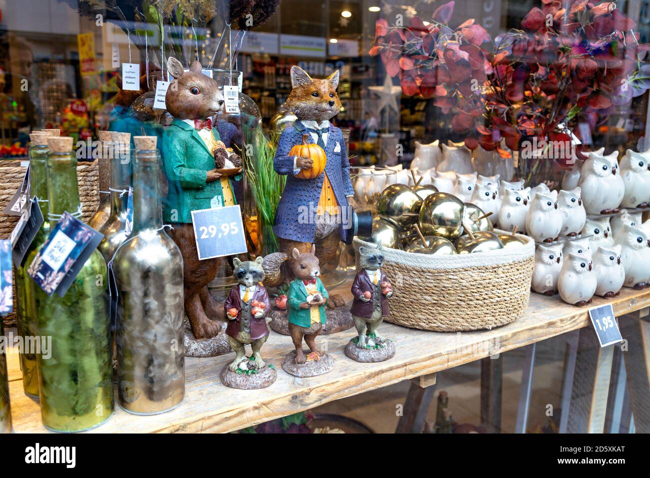 Boutique vitrine avec ornements et figurines à Nanu-Nana à Brême, Allemagne Banque D'Images