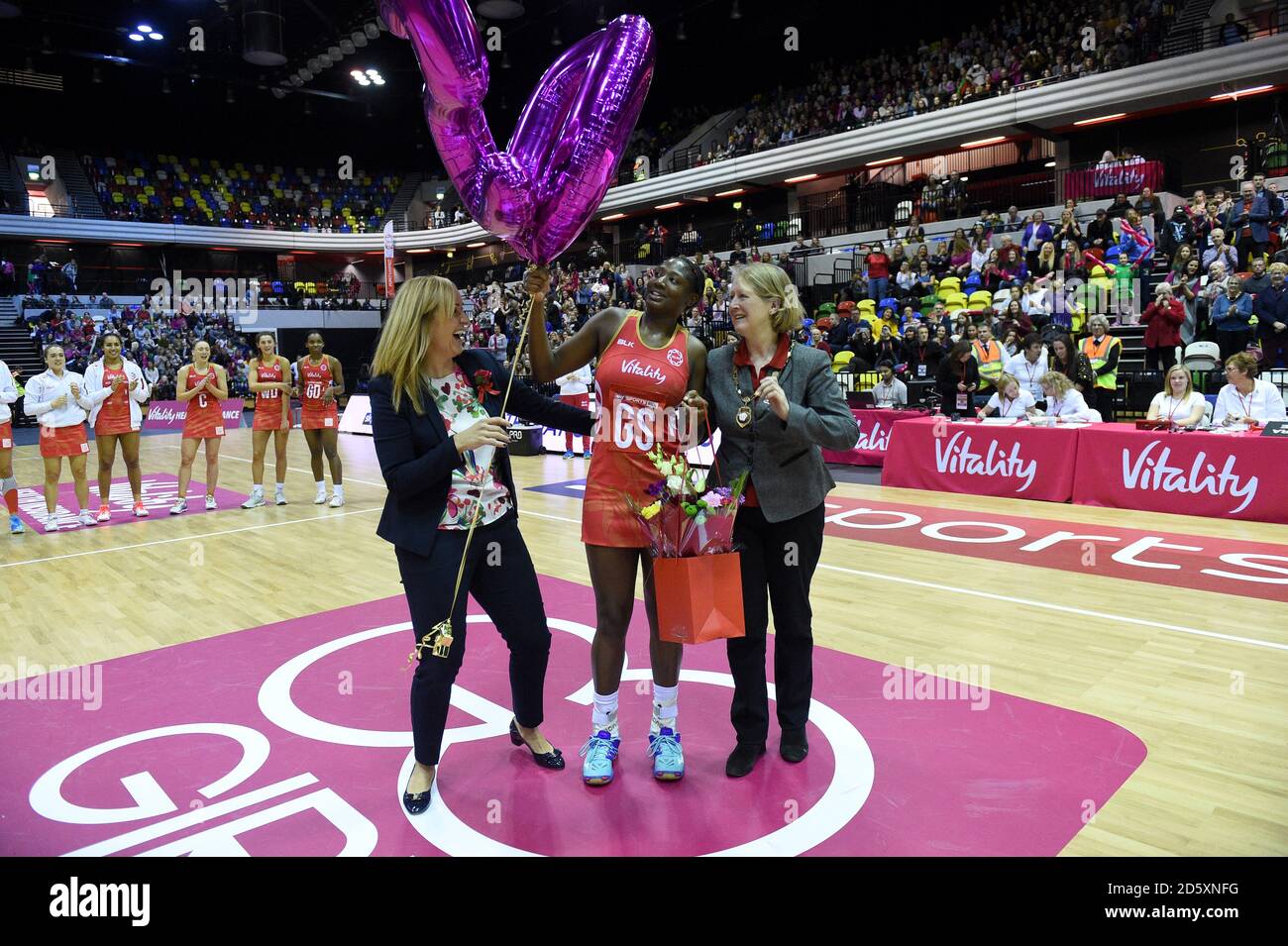 Kadeen Corbin est présenté avec des fleurs et des ballons par l'entraîneur-chef Tracey Neville (à gauche) et la présidente de Netball d'Angleterre, Lindsay Sartori, en reconnaissance de son 50ème cap pour l'Angleterre Banque D'Images