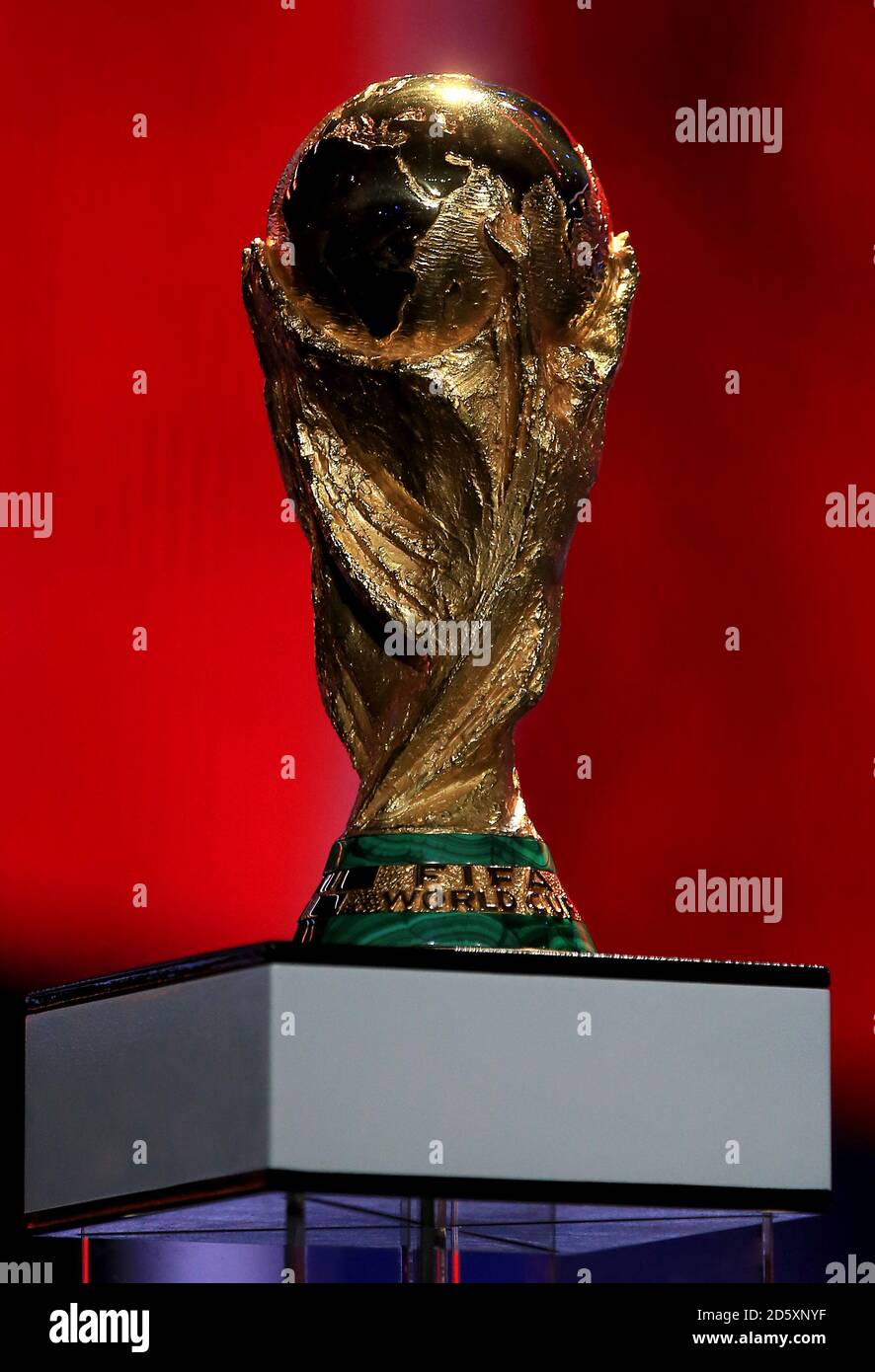 Trophée de la coupe du monde sur scène avant l'événement médiatique de la FIFA « en coulisses » au Kremlin de Moscou deux jours Avant la coupe du monde 2018 tirage au sort organisé ce vendredi Par Gary Lineker et Maria Komandnaya Banque D'Images