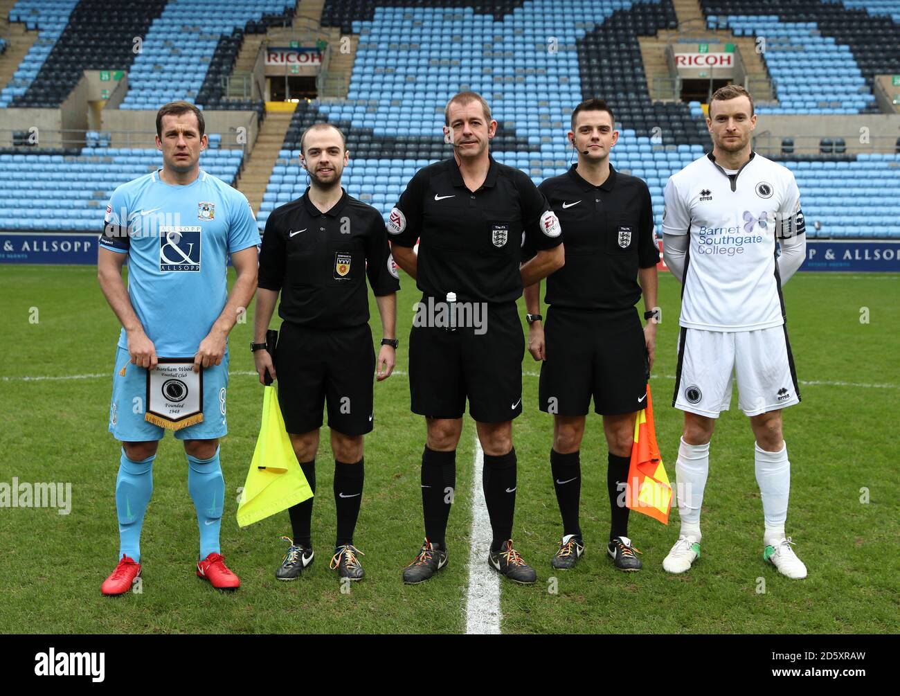 L'arbitre Darren Handley avec le capitaine de la ville de Coventry Michael Doyle (à gauche) Et Mark Ricketts, capitaine de Boreham Wood Banque D'Images