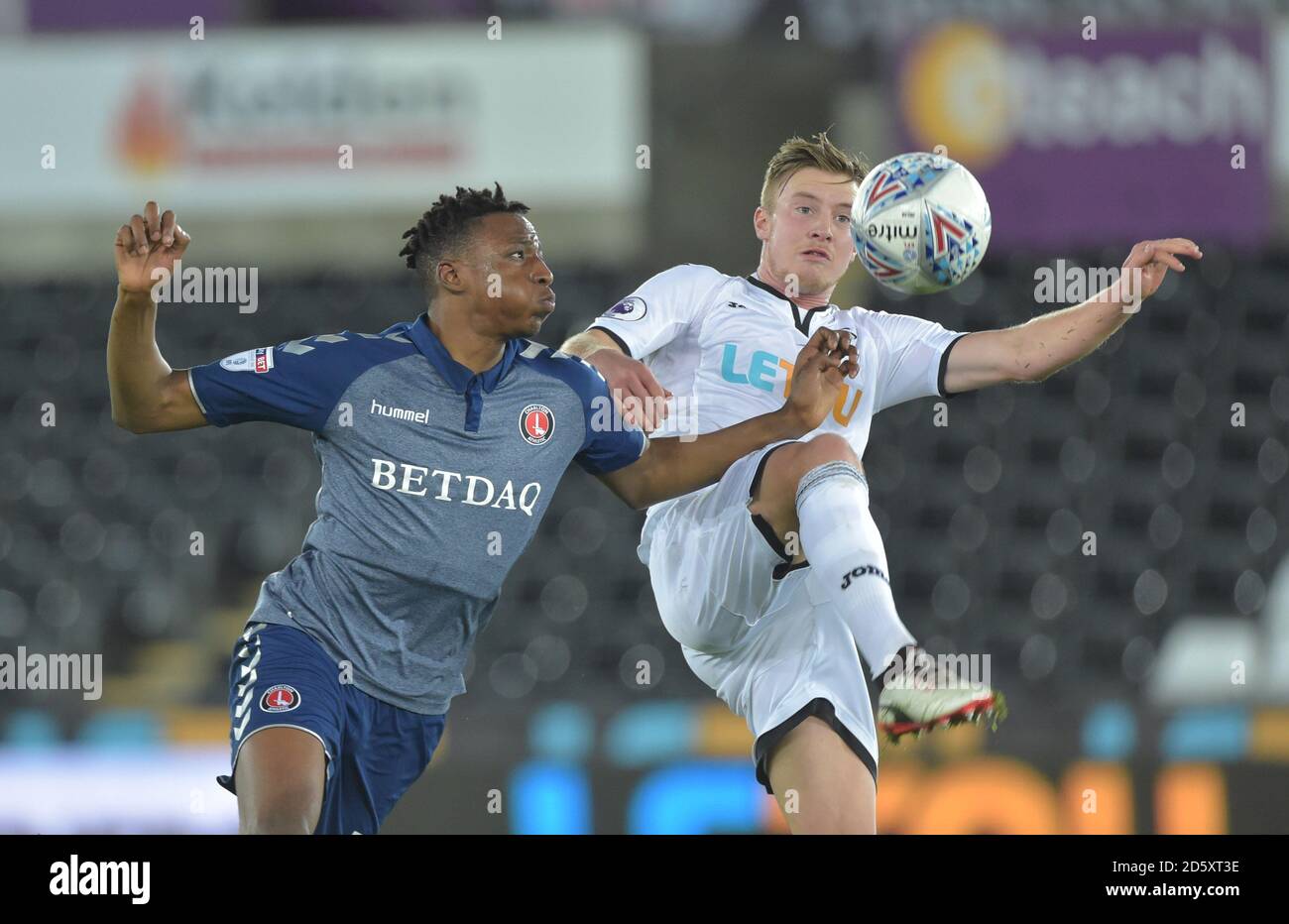 Adam King de Swansea U21 et Joe Aribo de Charlton Athletic action Banque D'Images