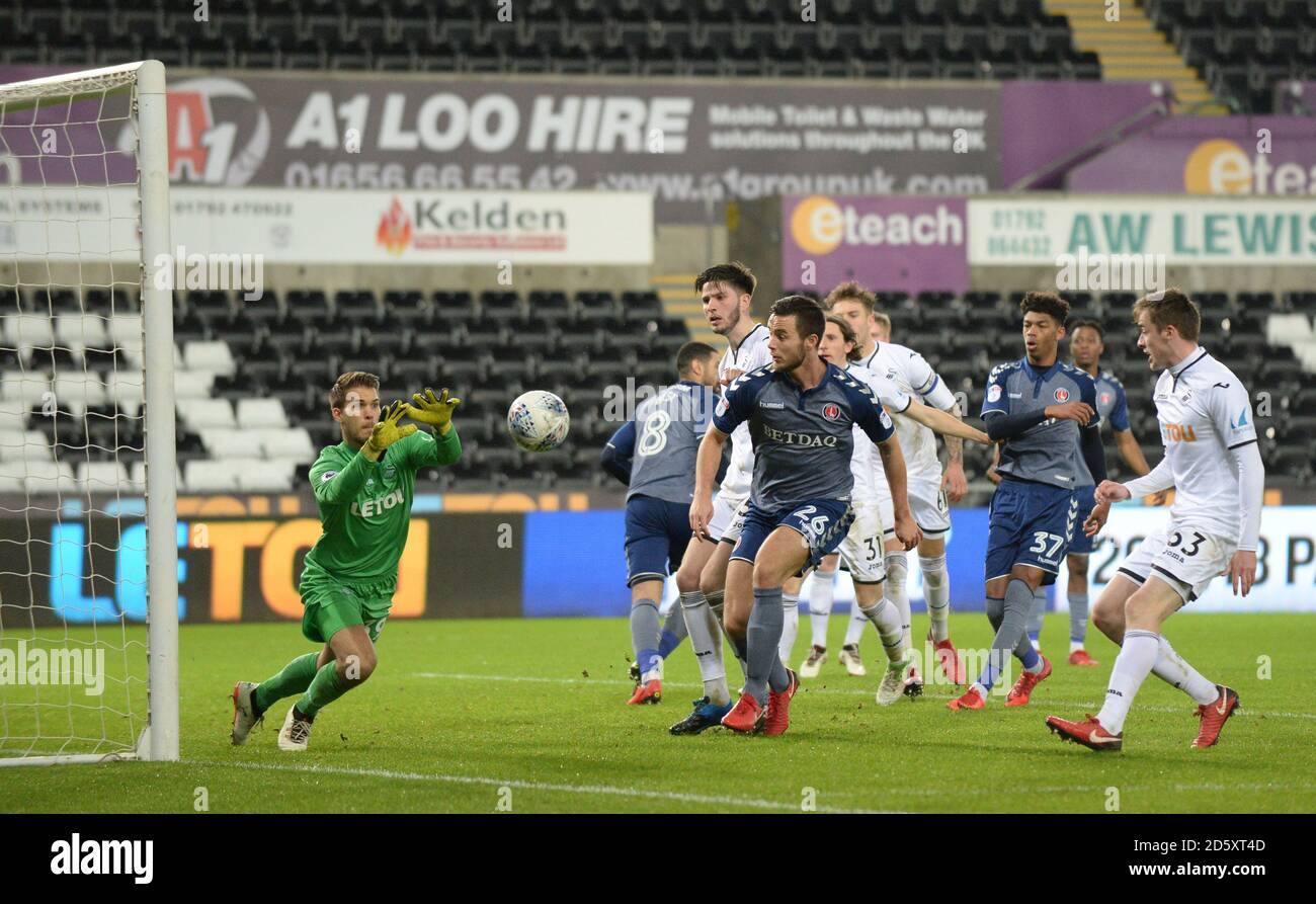 Harry Lennon See, de Charlton Athletic, a enregistré son cliché de Swansea U21 Gregor Zabret Banque D'Images