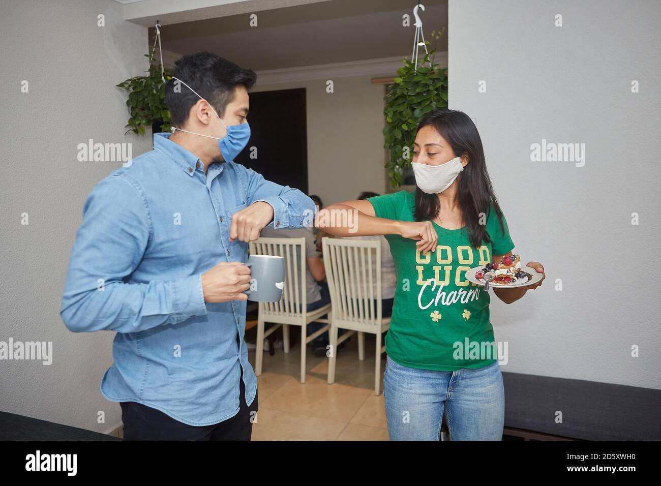 rencontre d'amis avec des masques de visage de retour à la nouvelle normale après la quarantaine du coronavirus Banque D'Images