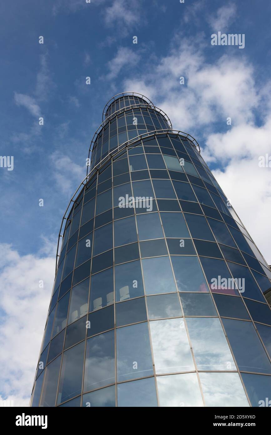 Pologne, Varsovie, façade en verre de la station de télévision Telewizja Polska Banque D'Images