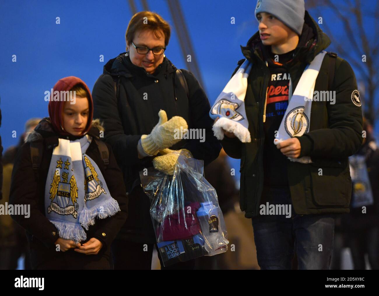 Les fans de Manchester City devant le stade Etihad Banque D'Images