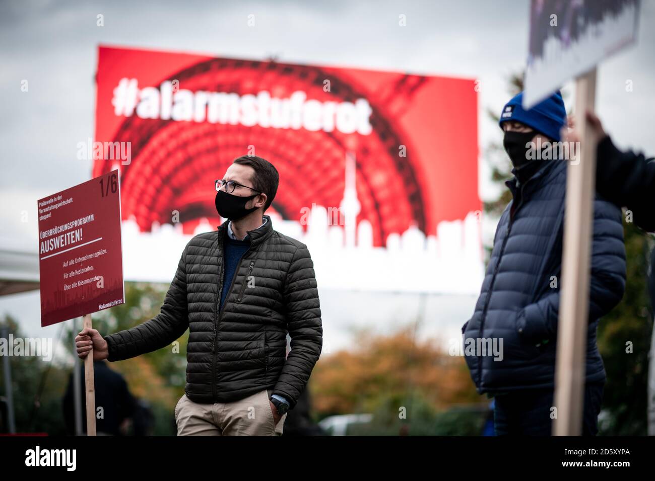 Düsseldorf, Allemagne. 14 octobre 2020. Un participant à la démonstration est muni d'un panneau en face d'un présentoir indiquant '#alarmstuferot'. L'alliance #AlarmstufeRot organise une manifestation et un rassemblement devant le Parlement de l'État à Düsseldorf. L'industrie allemande des événements a été particulièrement durement touchée par la pandémie de Corona, la fin des restrictions n'est pas en vue. La pandémie de corona devient de plus en plus un problème pour les grandes villes et agglomérations de Rhénanie-du-Nord-Westphalie. Credit: Fabian Strauch/dpa/Alay Live News Banque D'Images