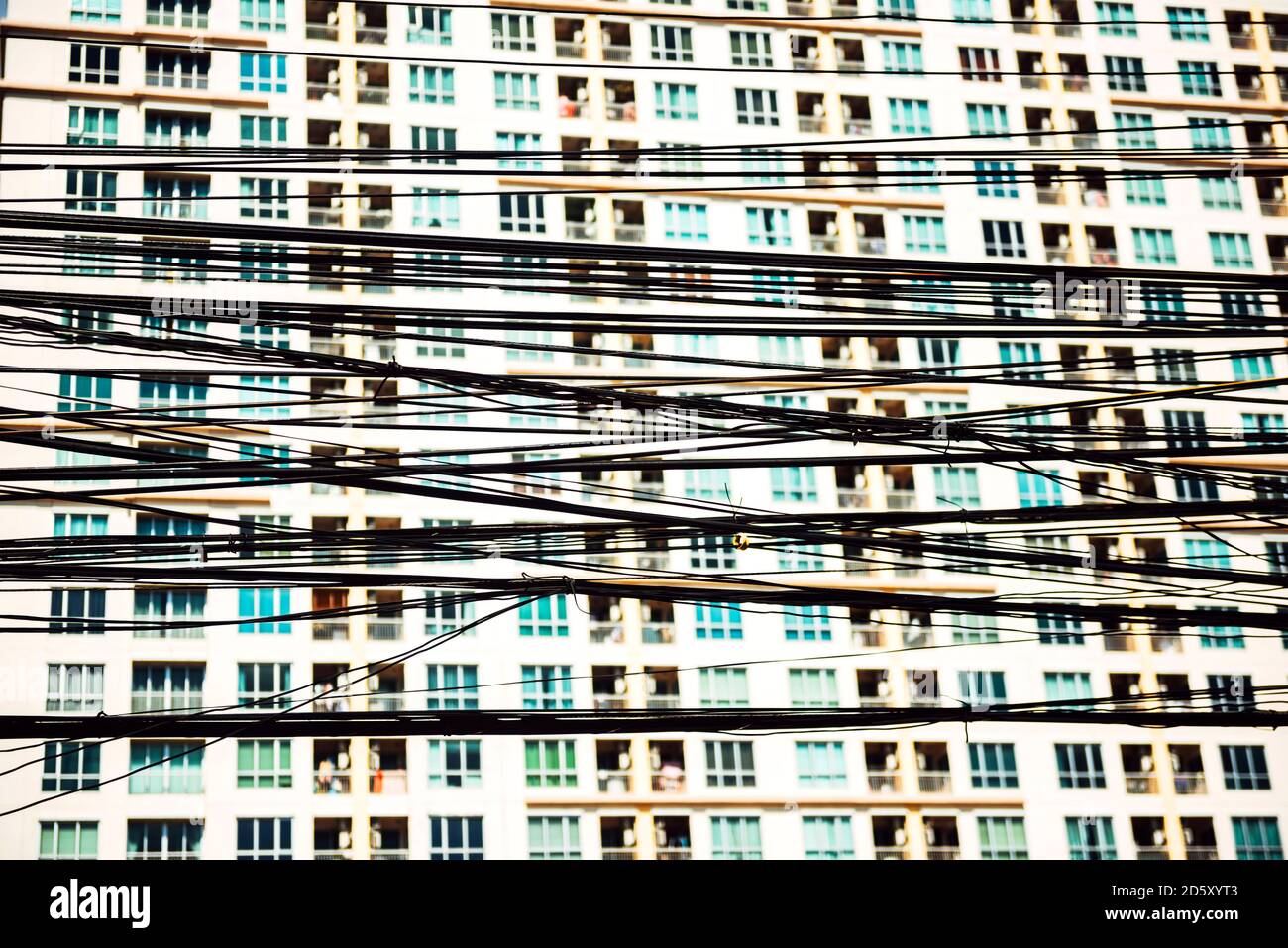 Thaïlande, Bangkok, emmêlé et salissant les câbles électriques à l'avant d'une façade Banque D'Images