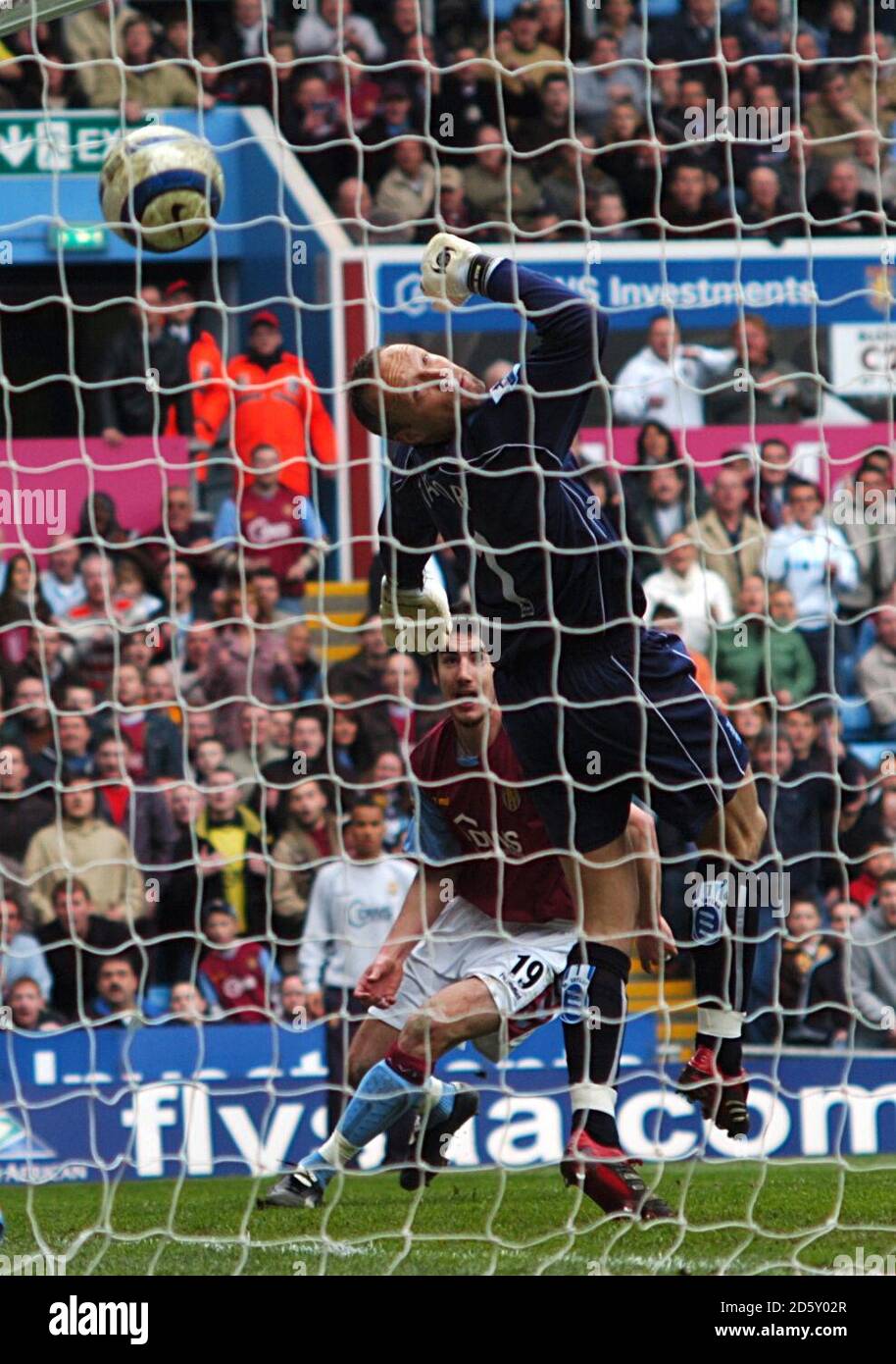 Maik Taylor, gardien de but de Birmingham City, ne parvient pas à arrêter Aston Villa's. Gary Cahill (hors du pic) après un coup de pied de tête Banque D'Images