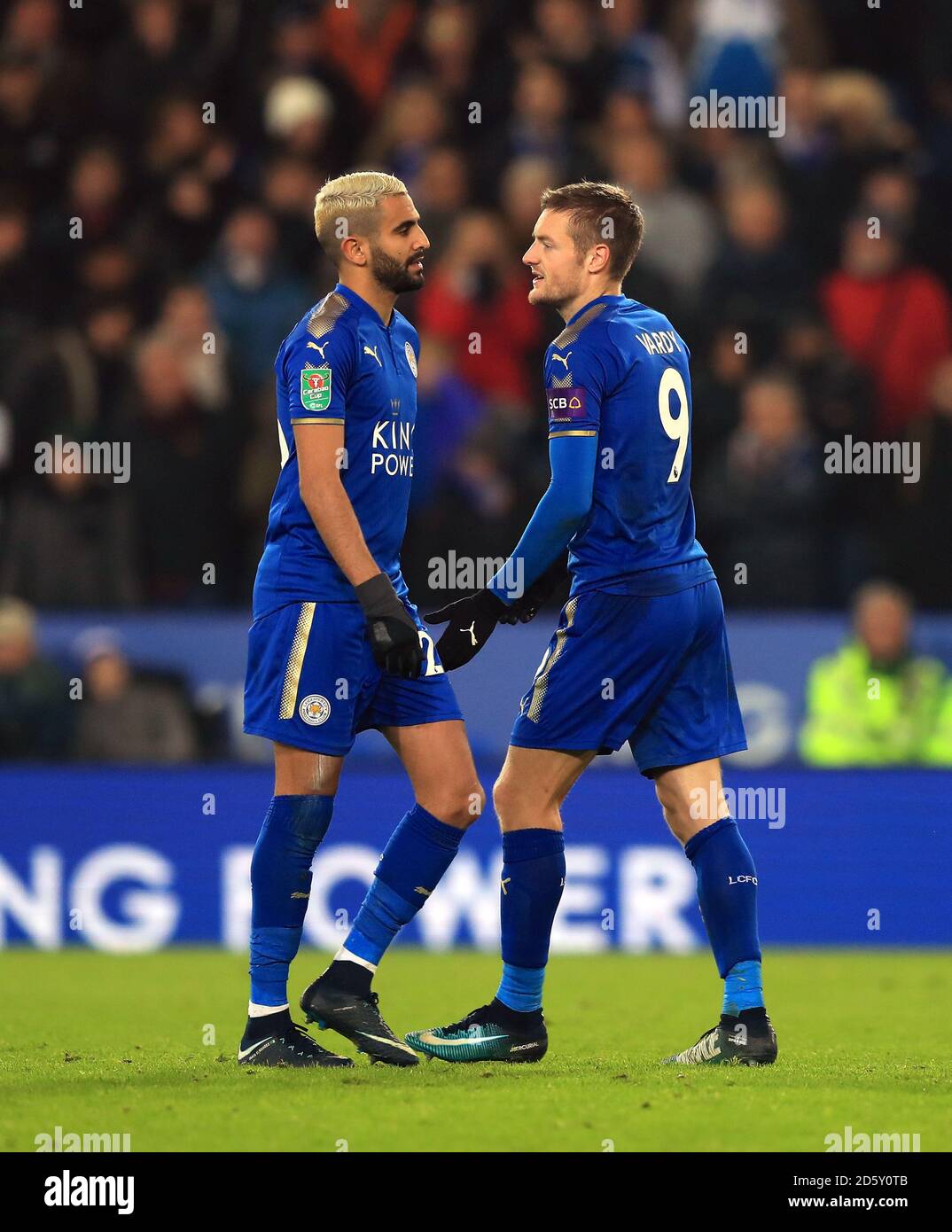 Jamie Vardy (à droite) et Riyad Mahrez (à gauche) de Leicester City pendant le tir de pénalité Banque D'Images