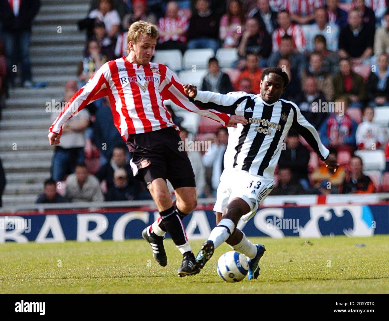 Chris Brown de Sunderland et Celestine Babayaro de Newcastle United Banque D'Images