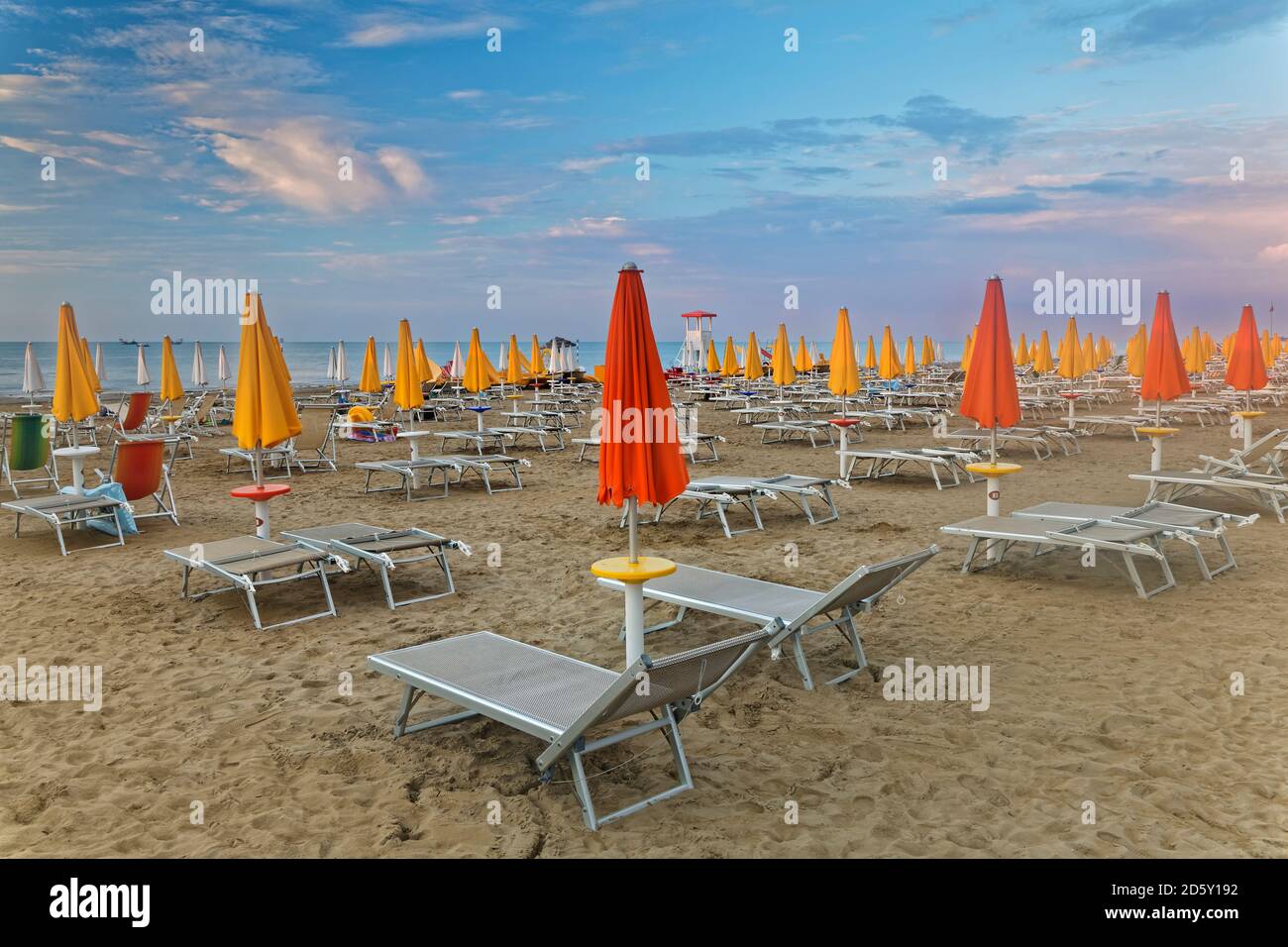 L'Italie, Lignano Sabbiadoro, lever de soleil sur la plage Banque D'Images