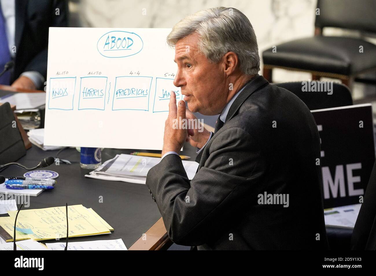 Washington, DC, États-Unis. 14 octobre 2020. Le sénateur Sheldon Whitehouse (D-R.I.) interroge la juge Amy Coney Barrett, candidate à la Cour suprême du président Donald Trump, au cours de la troisième journée de son audience de confirmation de la Commission judiciaire du Sénat le mercredi 14 octobre 2020. (Photo par Greg Nash/Pool/Sipa USA) crédit: SIPA USA/Alay Live News Banque D'Images