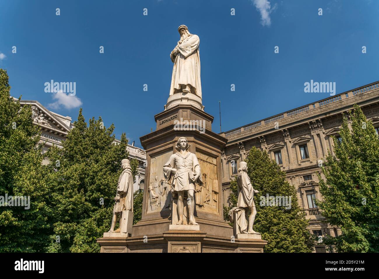 Italie, Milan, monument à Léonard de Vinci sur la Piazza della Scala Banque D'Images