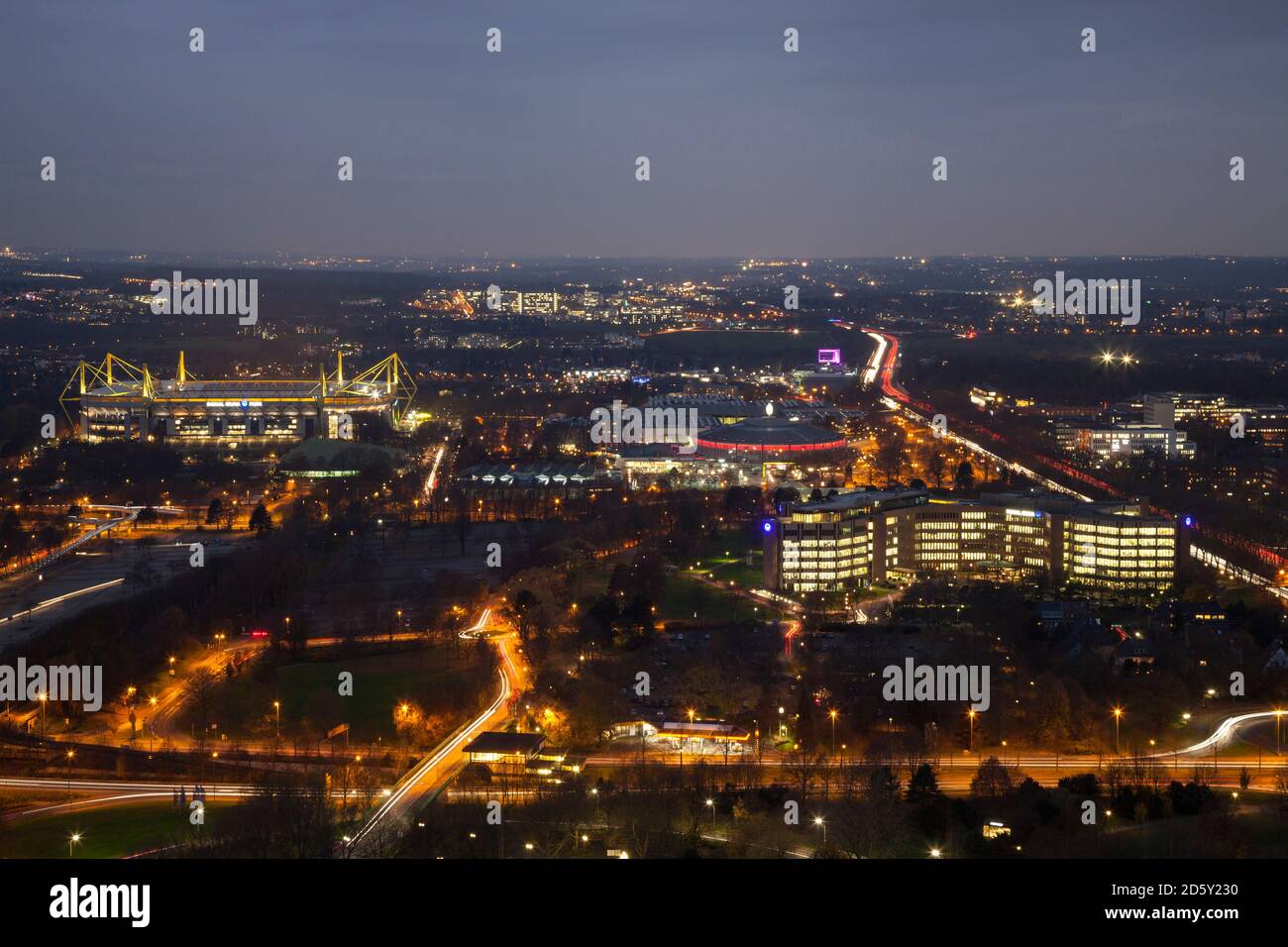 Allemagne, Dortmund, vue depuis la tour de télévision pour le stade de soccer parc Signal Iduna Banque D'Images