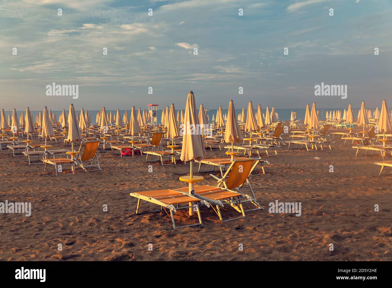 L'Italie, Lignano Sabbiadoro, lever de soleil sur la plage Banque D'Images