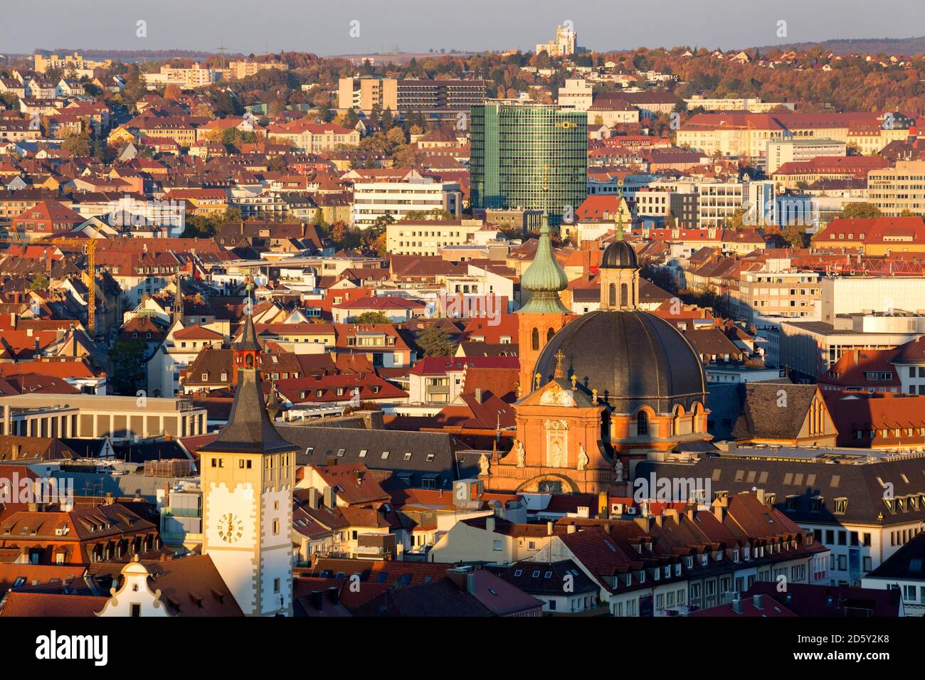 Allemagne, Bavière, Wuerzburg, Townhall en face à gauche, Hôtel Ghotel, Collégiale Neumuenster Banque D'Images