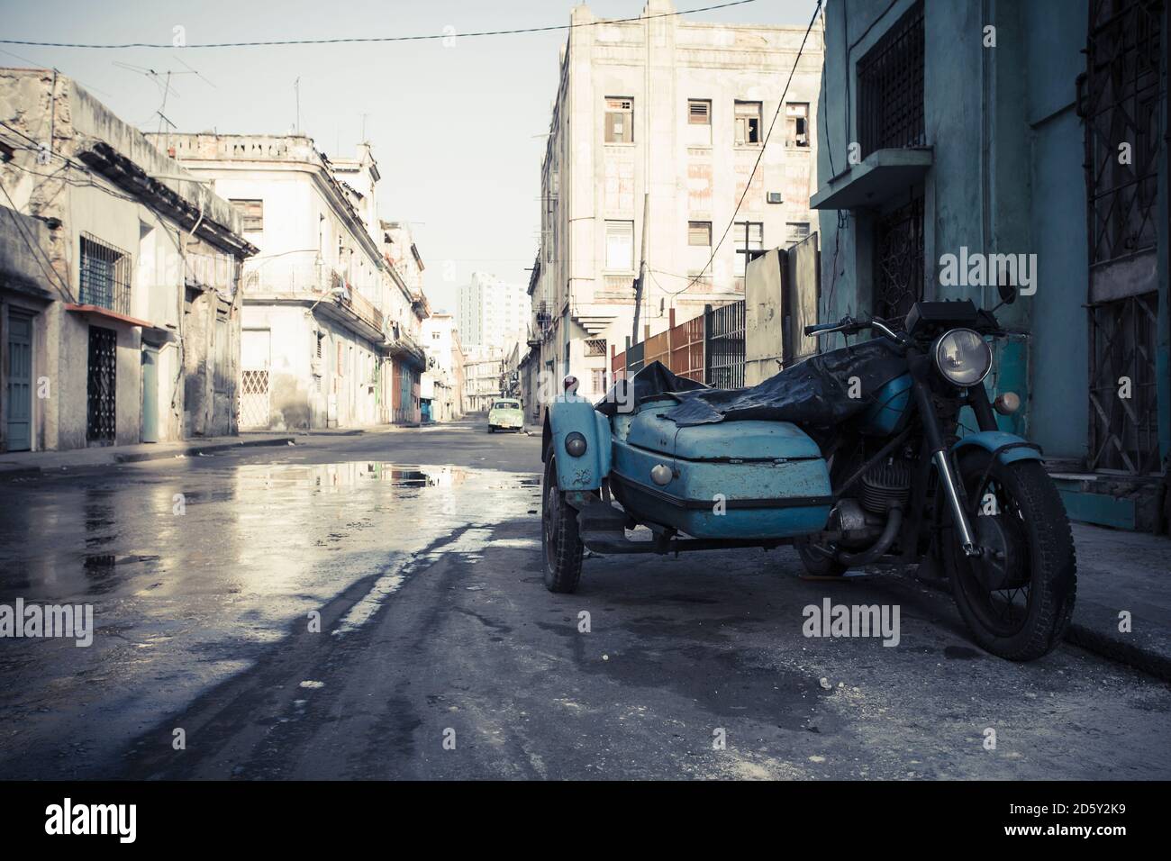 Cuba, parking vieille moto combinaison sur une route Banque D'Images