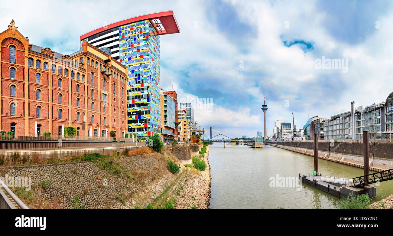 Allemagne, Düsseldorf, vue sur le port des médias et la tour du Rhin en arrière-plan Banque D'Images