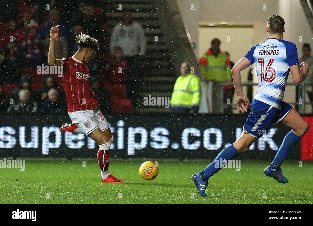 Lloyd Kelly de Bristol City marque le deuxième but de son côté Le jeu contre la lecture Banque D'Images