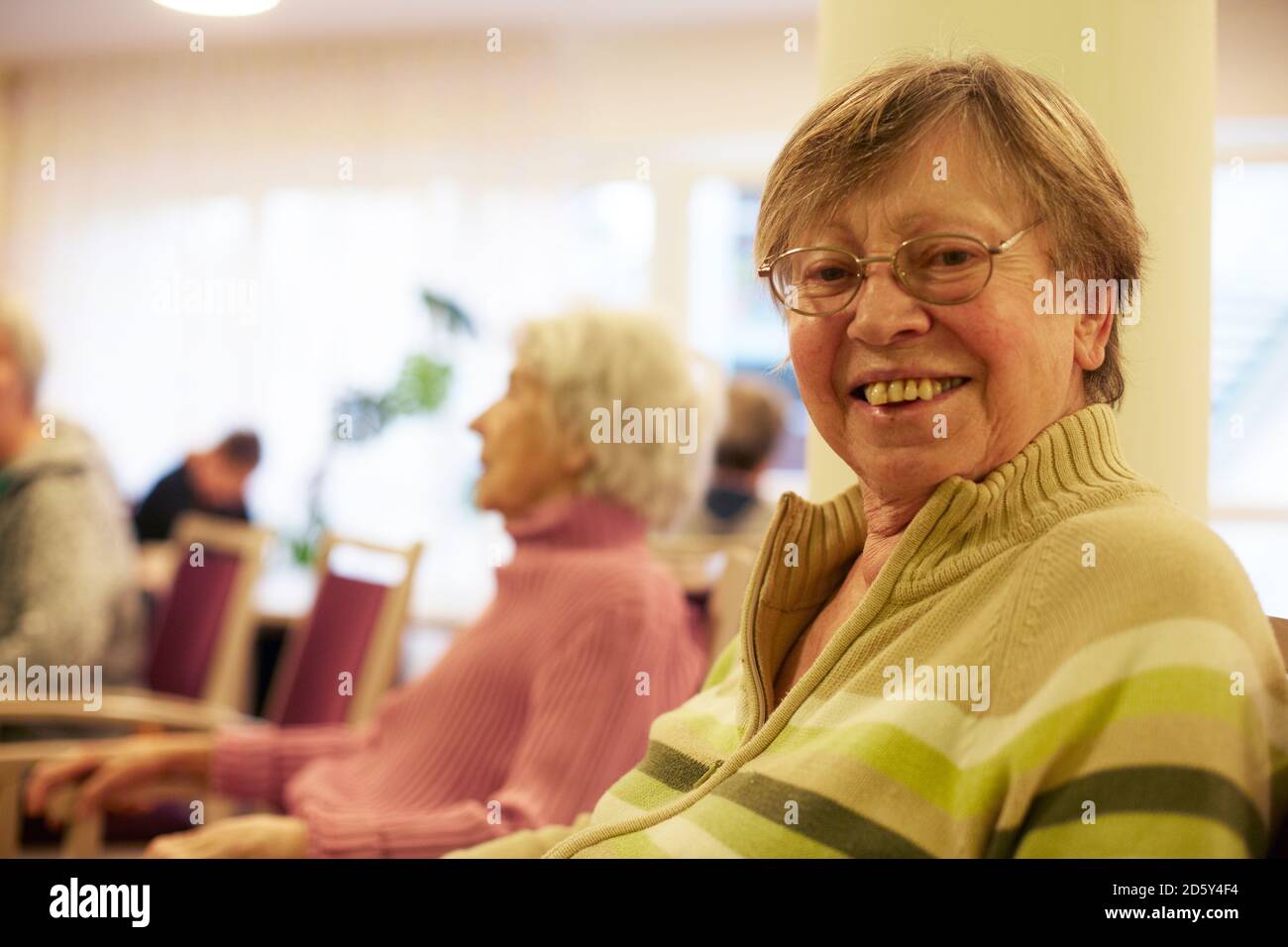 Portrait of senior woman déments d'âge dans une maison de soins infirmiers Banque D'Images