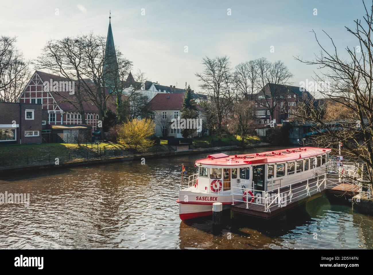 Allemagne, Hambourg, Eppendorf, zone d'amarrage et bateau de tourisme, église Saint Johannes Banque D'Images