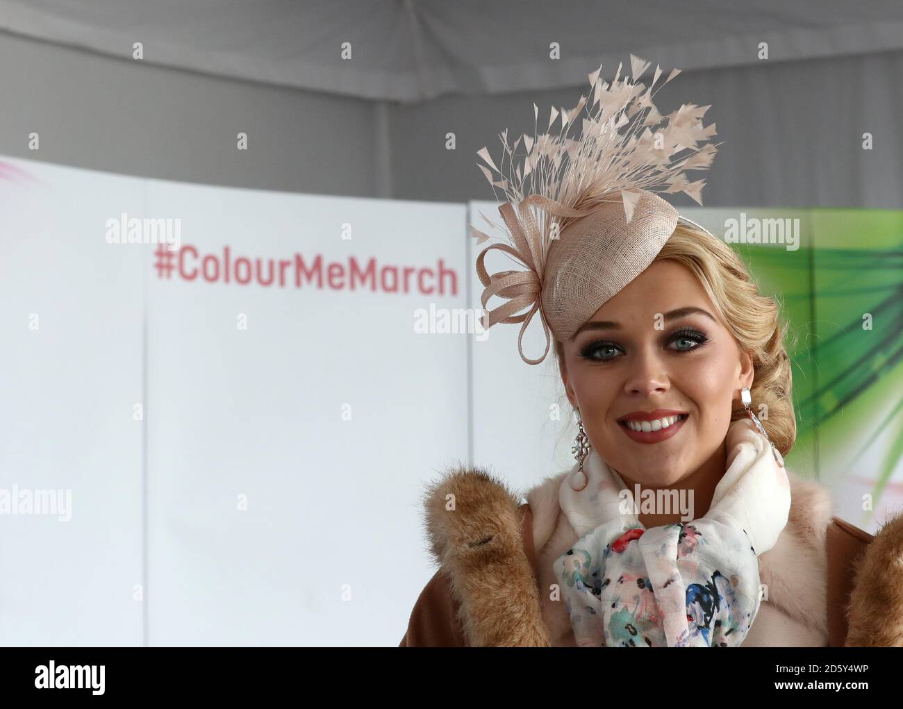 L'ambassadrice de la Journée des dames et Mlle Angleterre Stephanie Hill pendant le Réunion du nouvel an à l'hippodrome de Cheltenham Banque D'Images