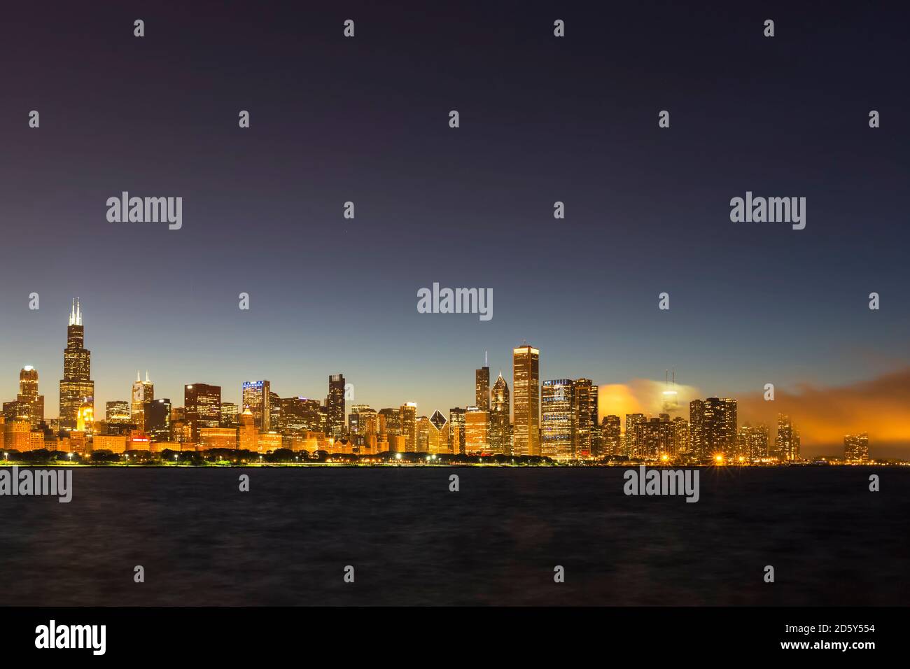 États-unis, Illinois, Chicago, le lac Michigan et Skyline at night Banque D'Images