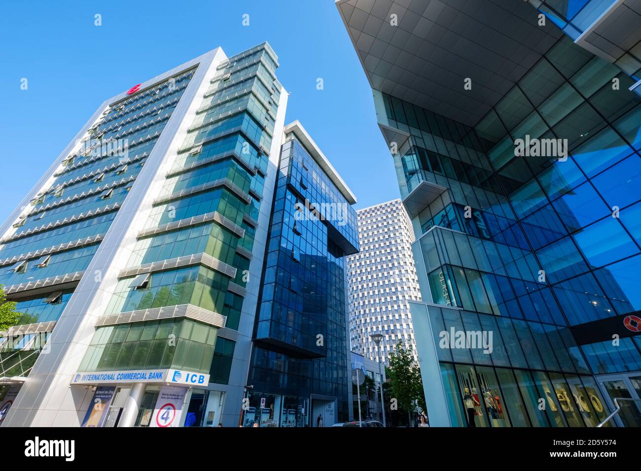 Albanie, Tirana, bâtiments modernes de haute élévation avec centre commercial Toptani Banque D'Images