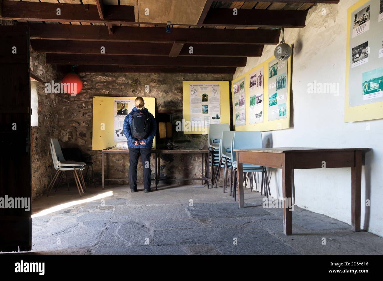 L'intérieur de la bothy de pêche au saumon à Clachpéage qui est maintenant utilisé pour informer les visiteurs de la région de son histoire, Assynt, NW Highlands, Scotla Banque D'Images