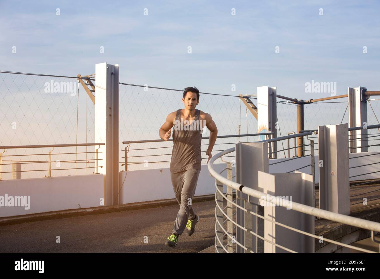 Man jogging sur une rampe Banque D'Images