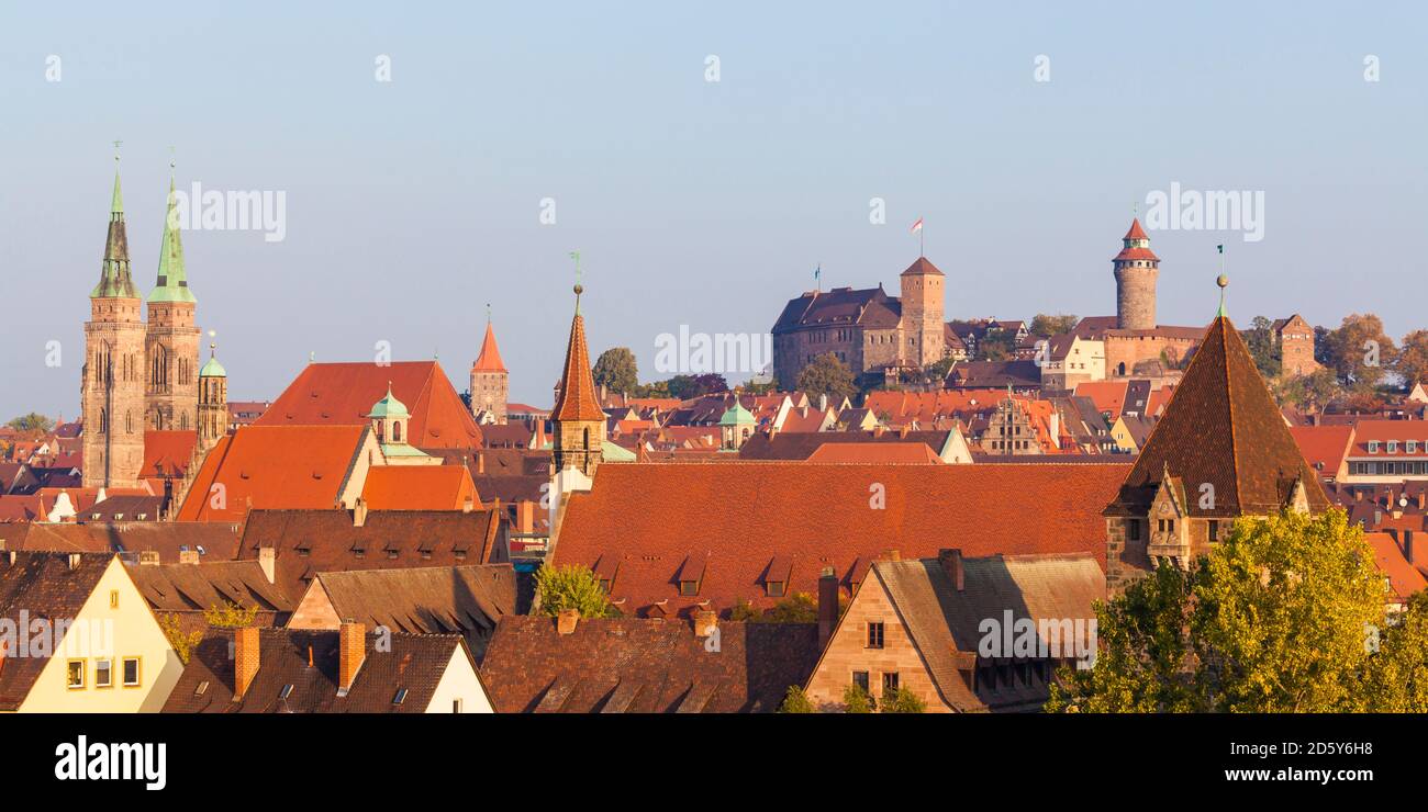 Allemagne, Bavière, Nuremberg, vieille ville, paysage urbain avec l'église Sebaldus et le château de Nuremberg et le droit de prison du Desor Banque D'Images