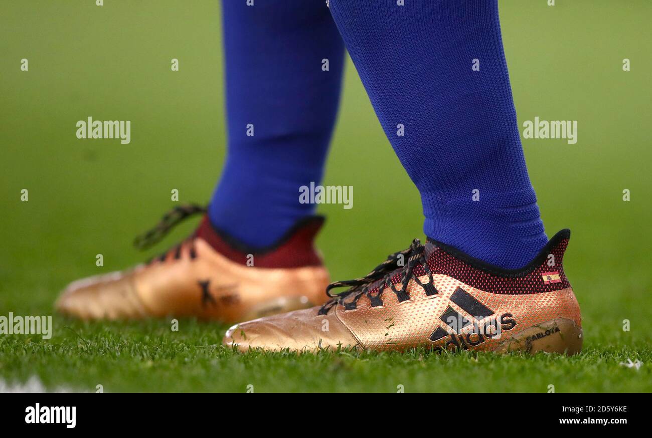 Détails des chaussures de football adidas dorées portées par un Chelsea lecteur Banque D'Images