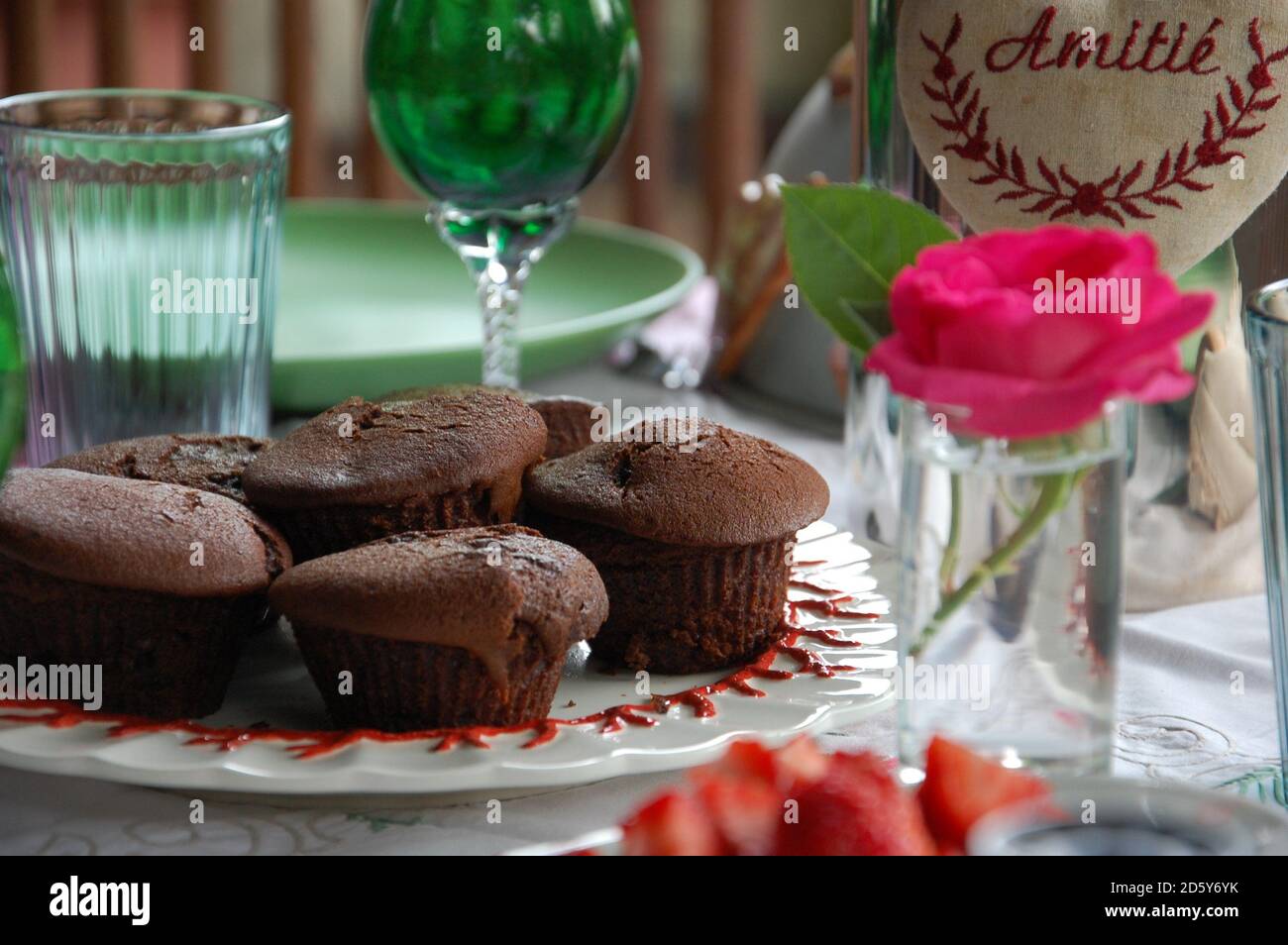 quelques muffins au chocolat rapprochent sur une table prête pour un brunch en plein air dans le jardin avec des amis. La vie à la maison. Banque D'Images